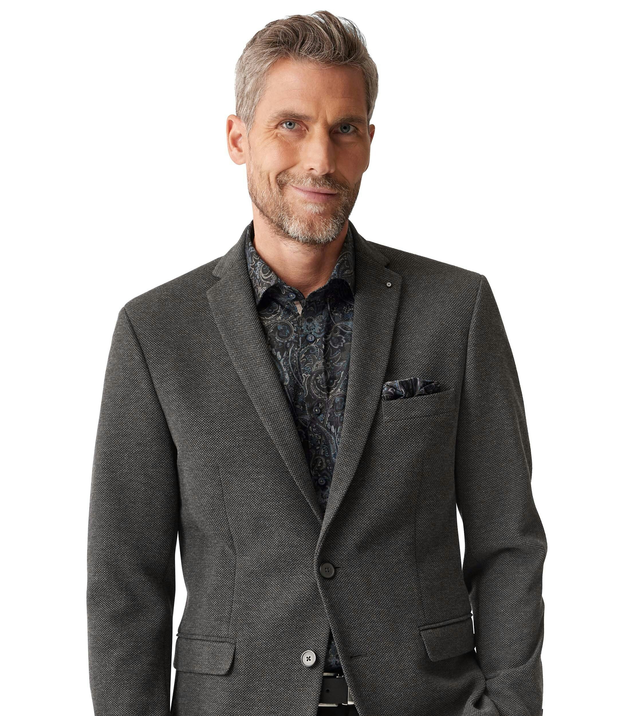 Das Model trägt ein Sakko im uni Muster in der Farbe Dunkelgrau