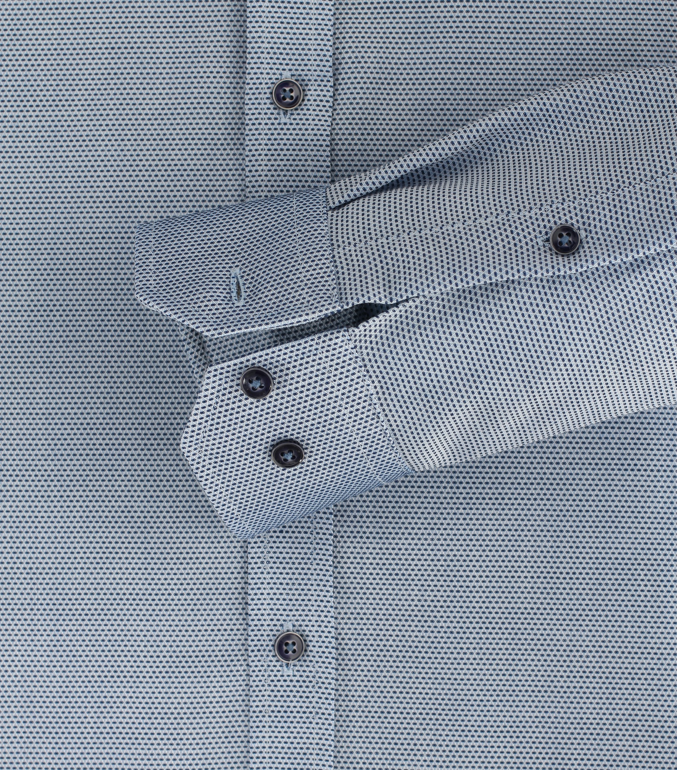 Ein Businesshemd im uni Muster in der Farbe graues Mittelblau