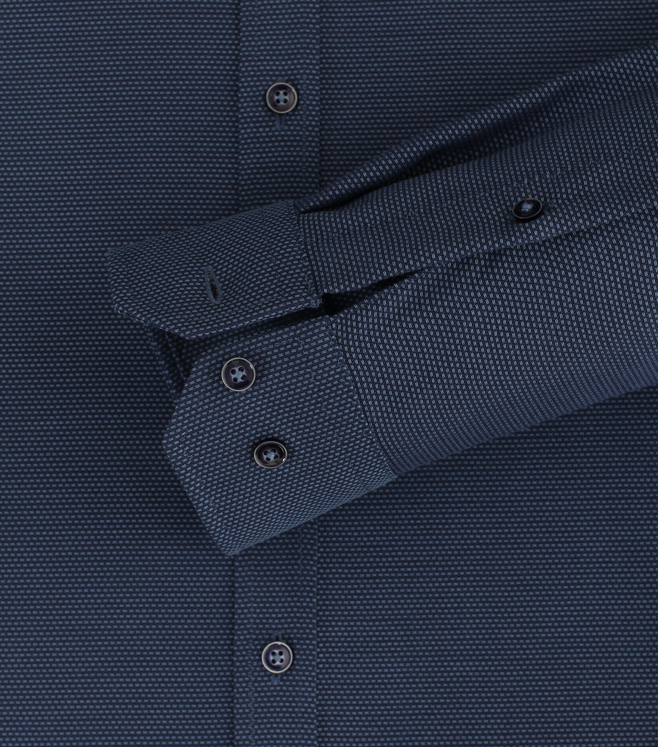 Ein Businesshemd im uni Muster in der Farbe sattes Dunkelblau