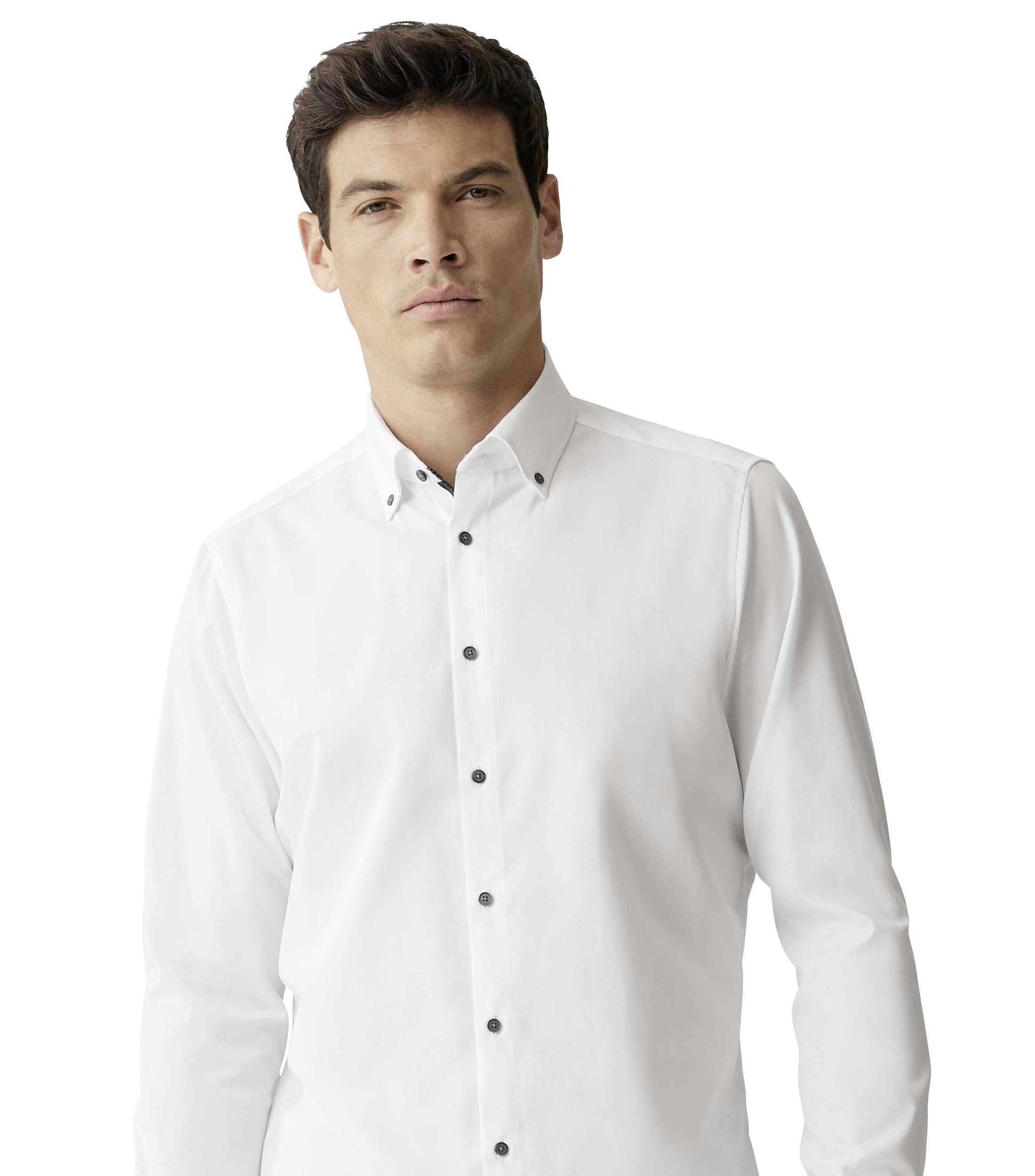 Das Model trägt ein Businesshemd im uni Muster in der Farbe Weiß