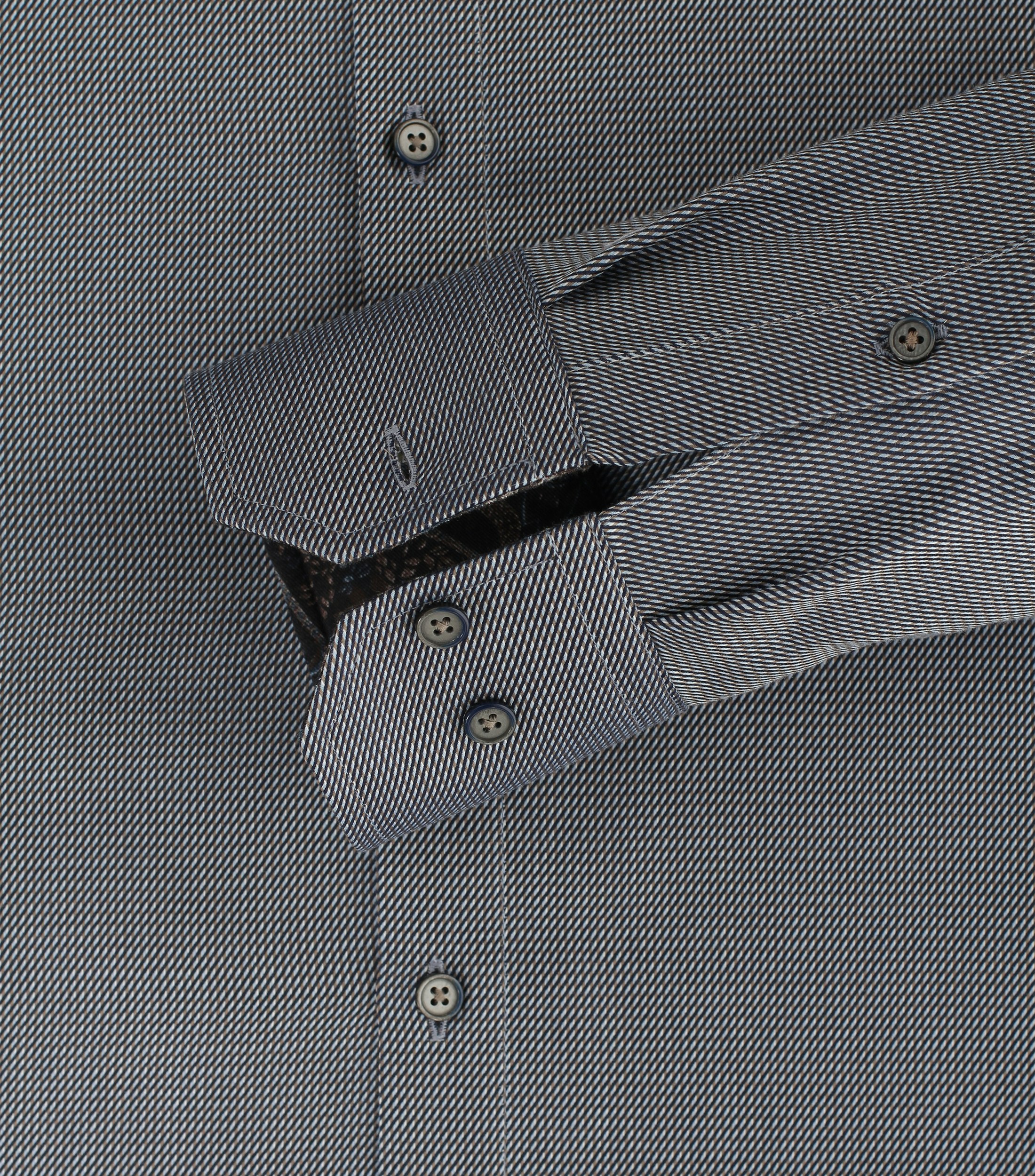 Das Model trägt ein Businesshemd im uni Muster in der Farbe Braun