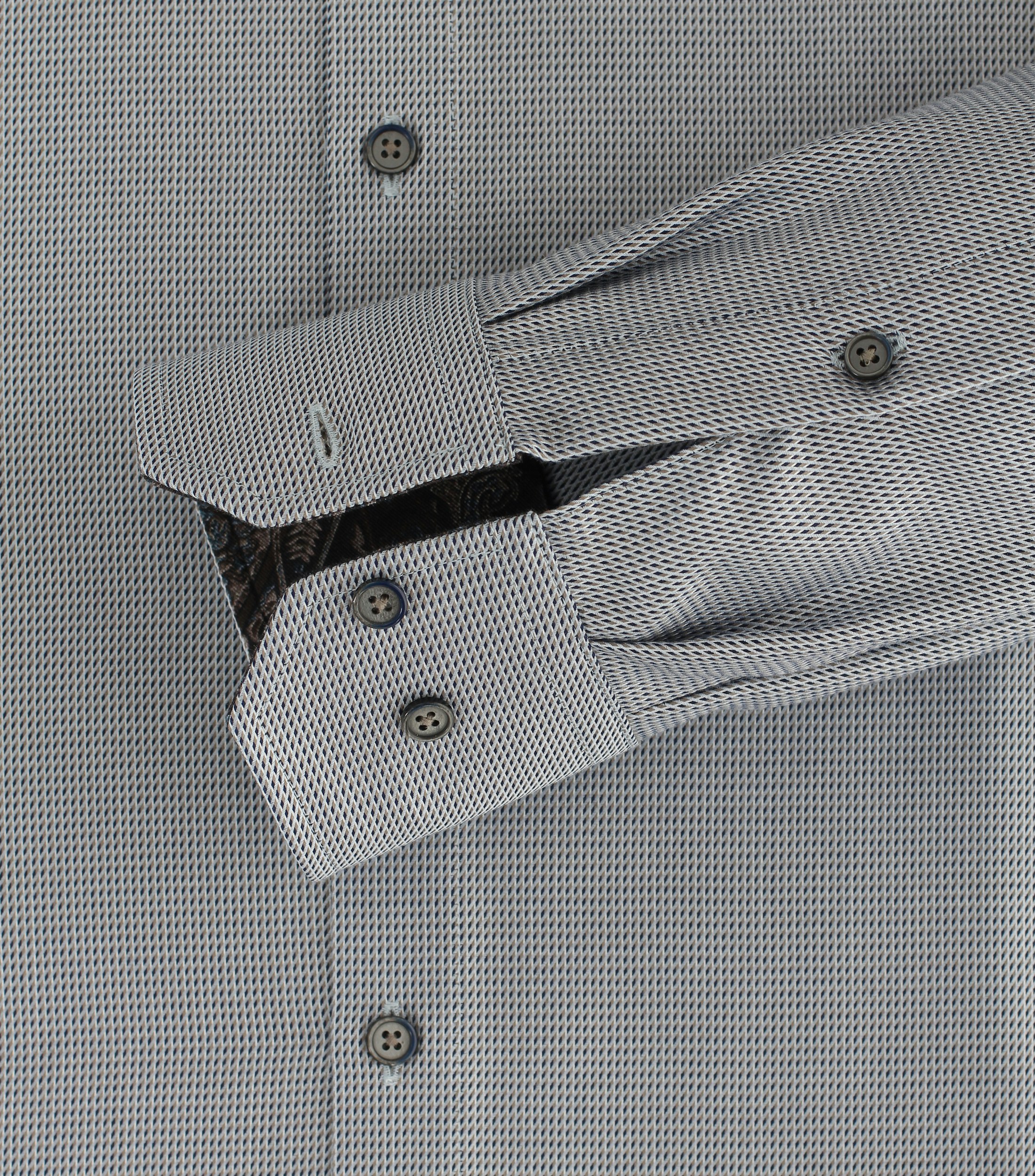 Das Model trägt ein Businesshemd im uni Muster in der Farbe Hellbraun