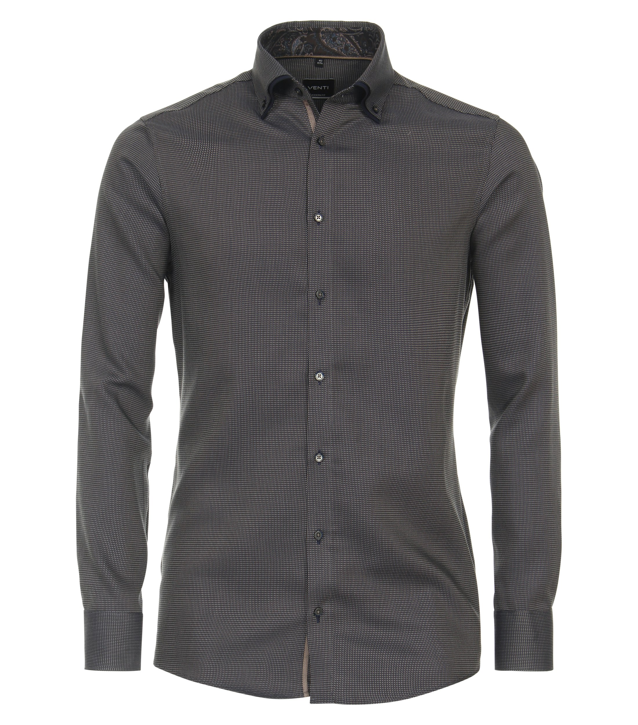 Das Model trägt ein Businesshemd im uni Muster in der Farbe Braun