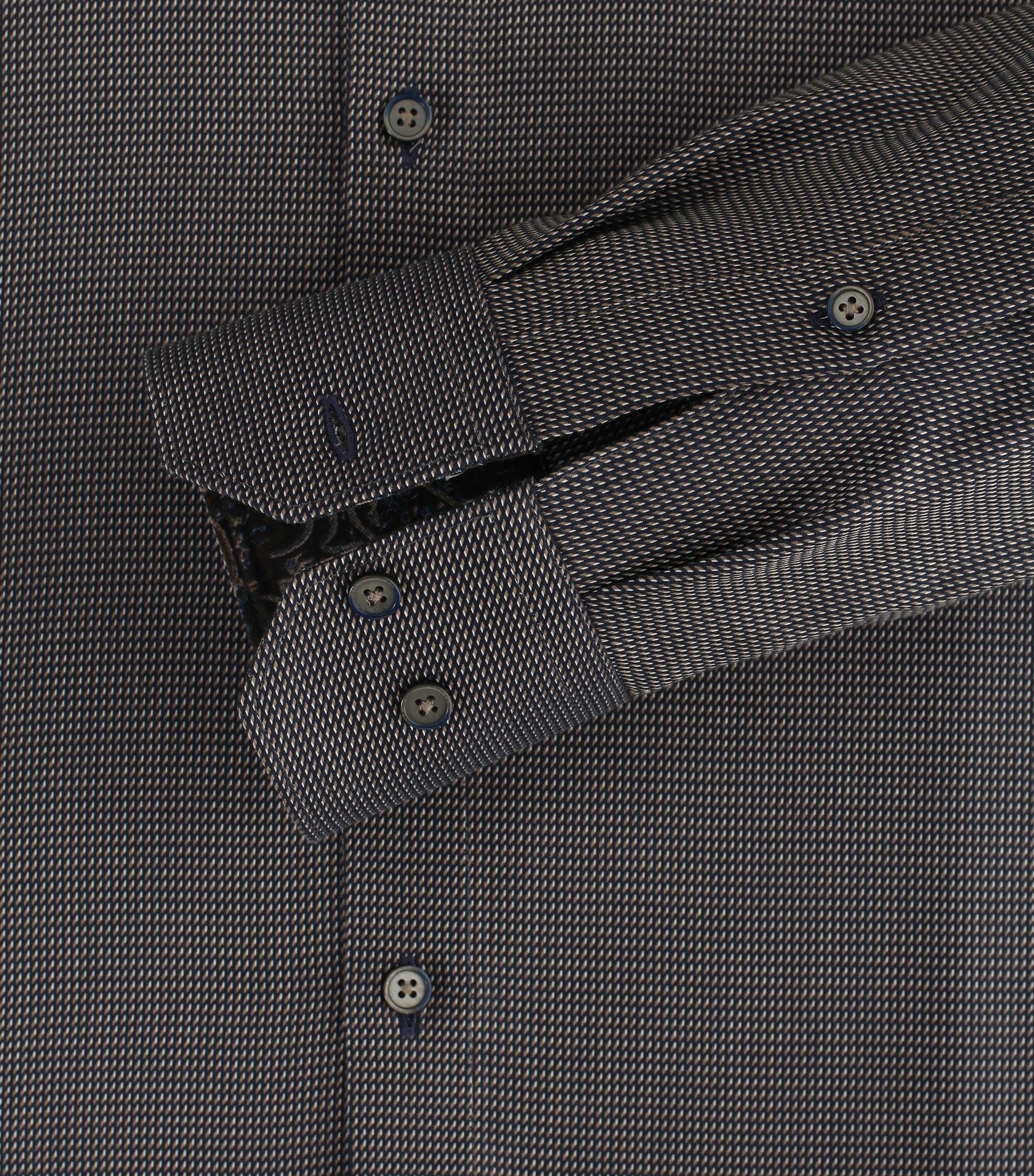 Das Model trägt ein Businesshemd im uni Muster in der Farbe Braun