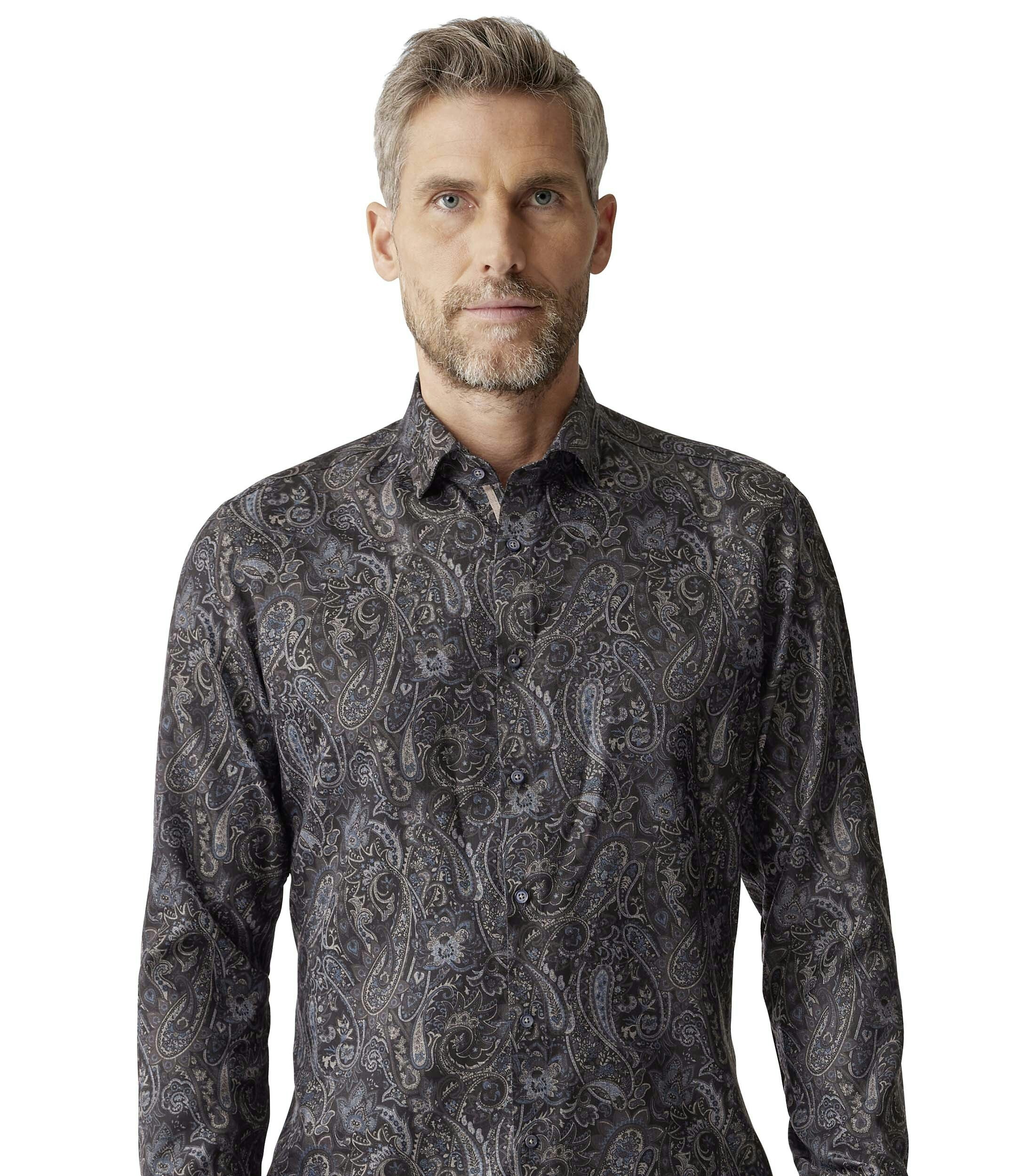 Das Model trägt ein Businesshemd im Print Muster in der Farbe Dunkelgrau