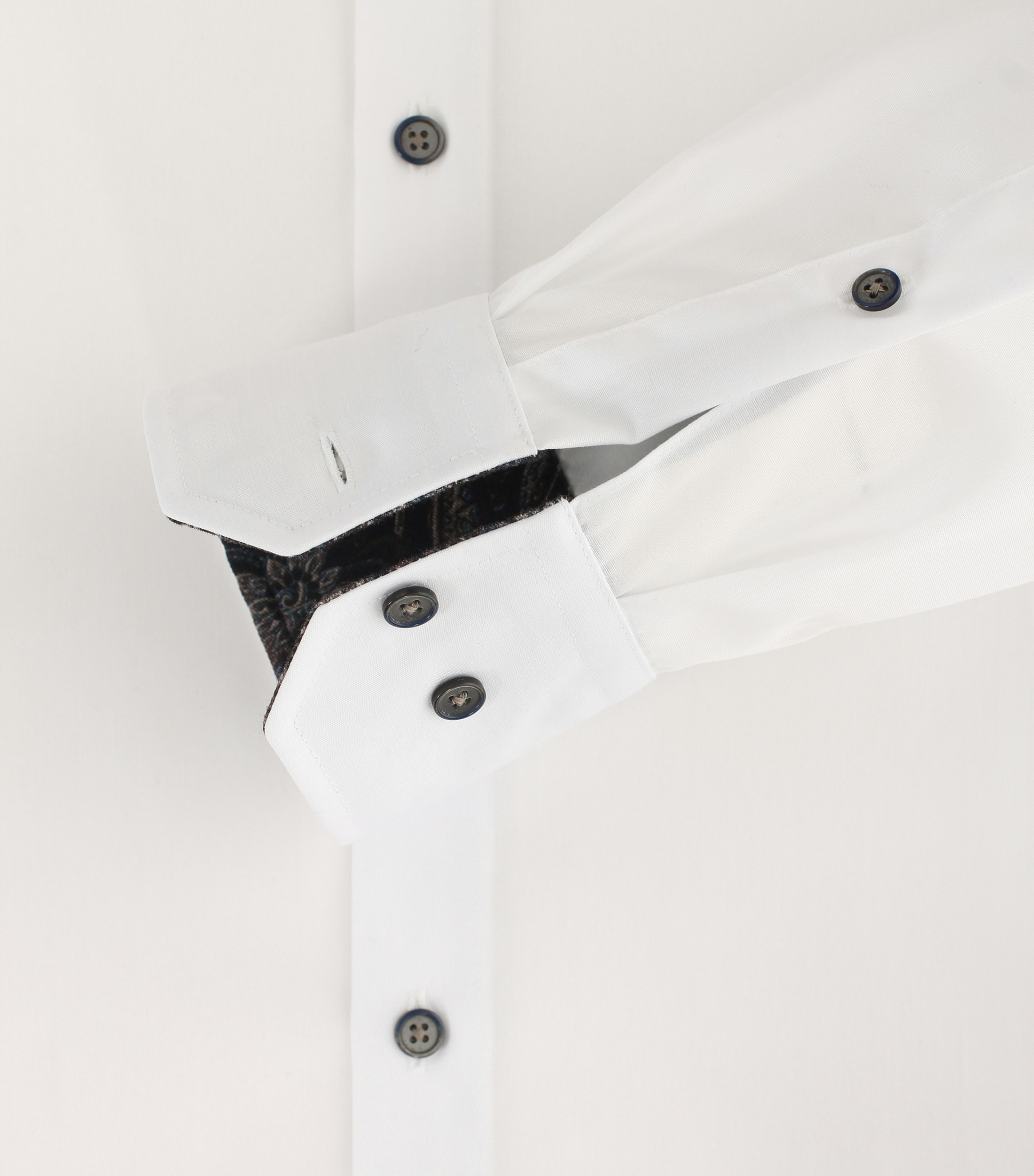 Ein Businesshemd im uni Muster in der Farbe Weiß