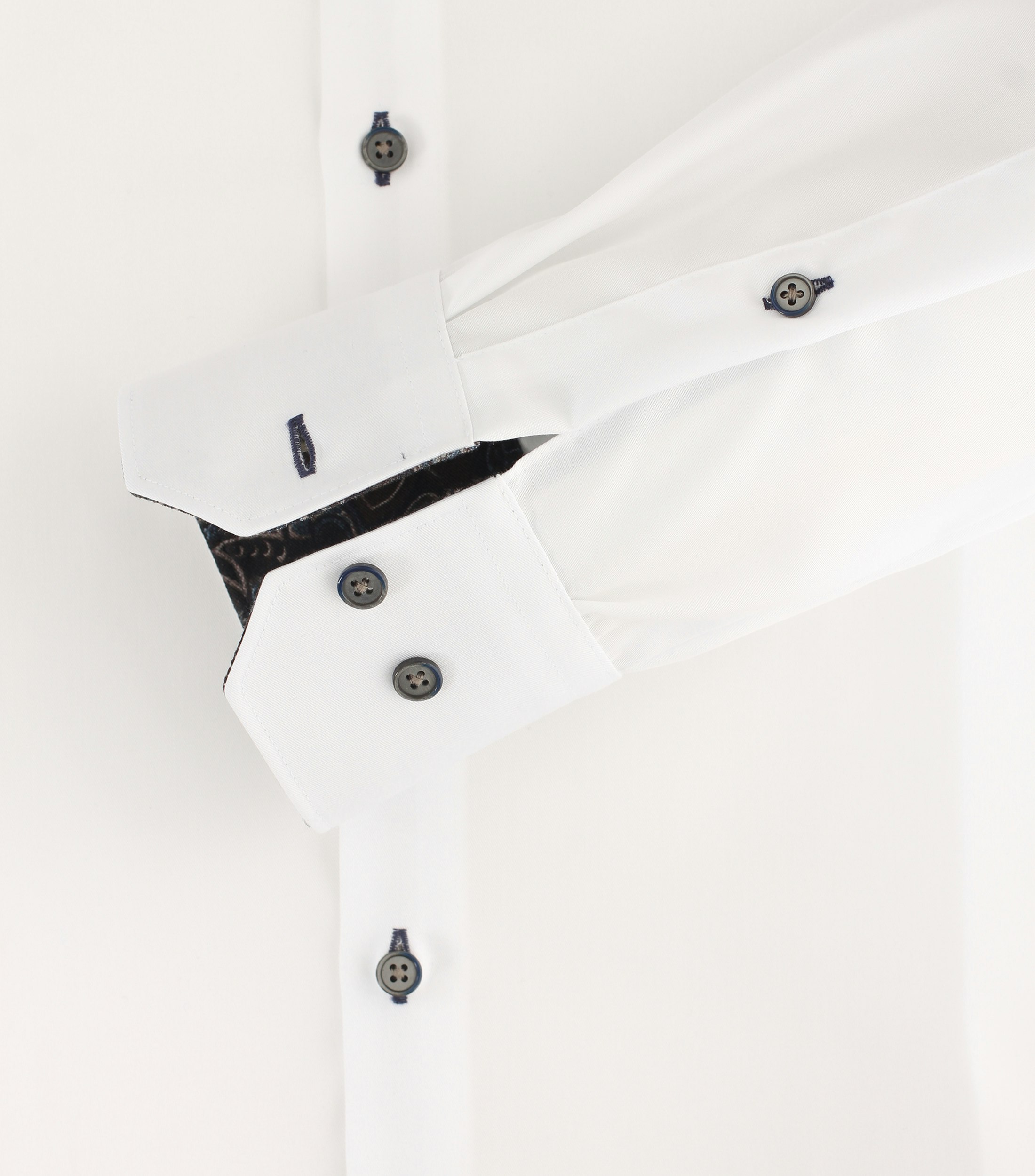 Ein Businesshemd im uni Muster in der Farbe Weiß