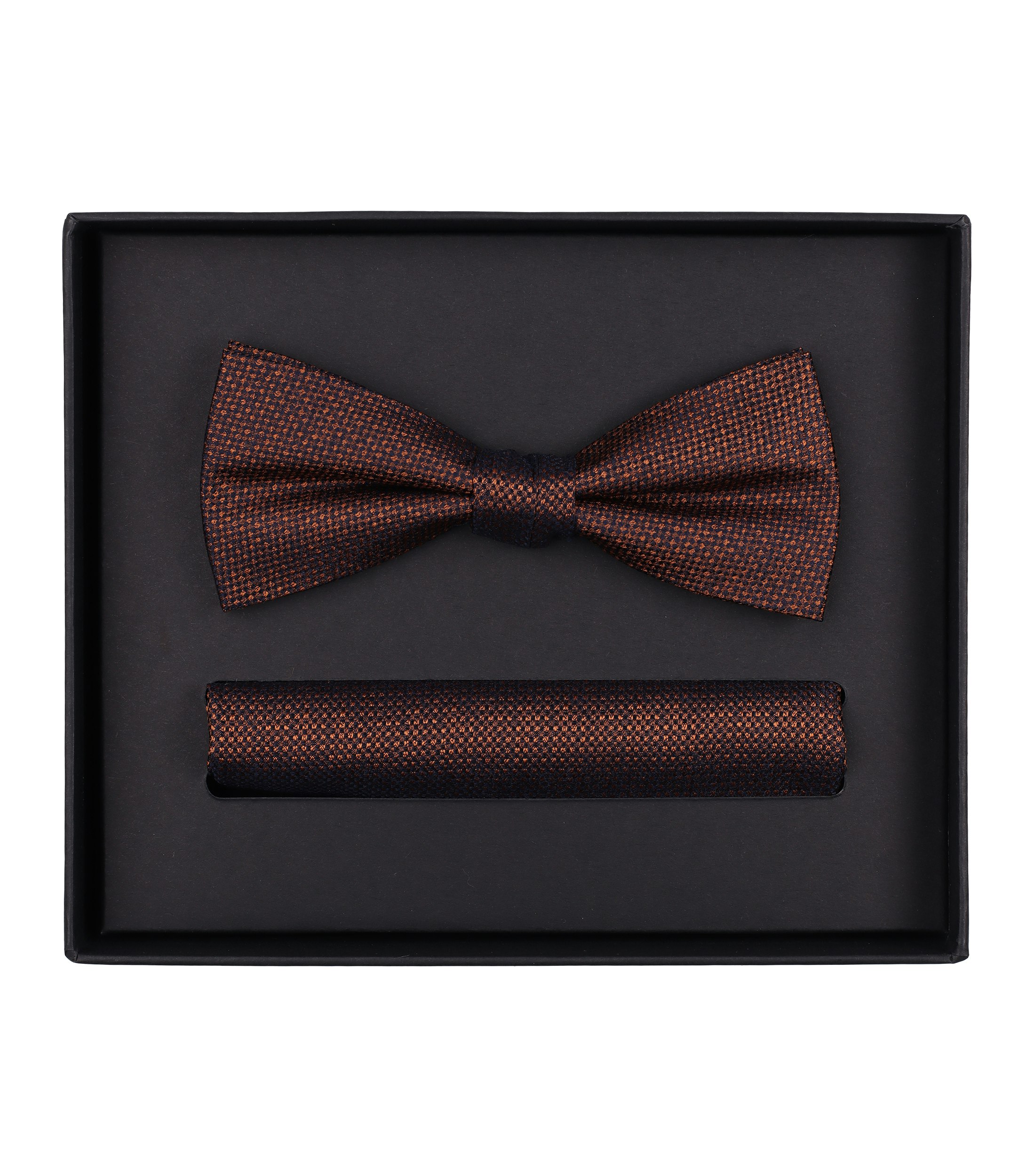 Ein Fliege und Einstecktuch im gemustert Muster in der Farbe Dunkelorange