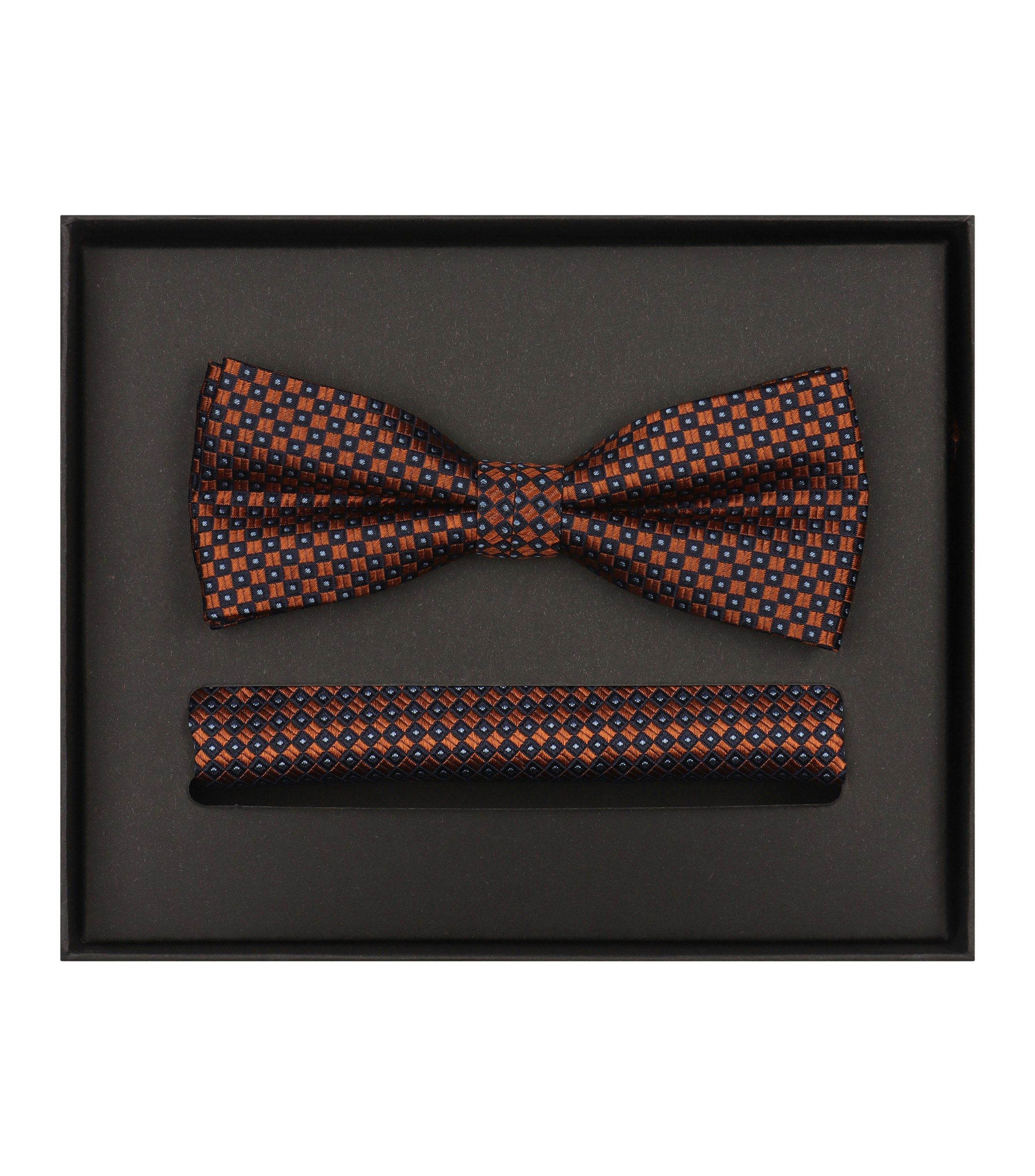 Ein Fliege und Einstecktuch im gemustert Muster in der Farbe Orange