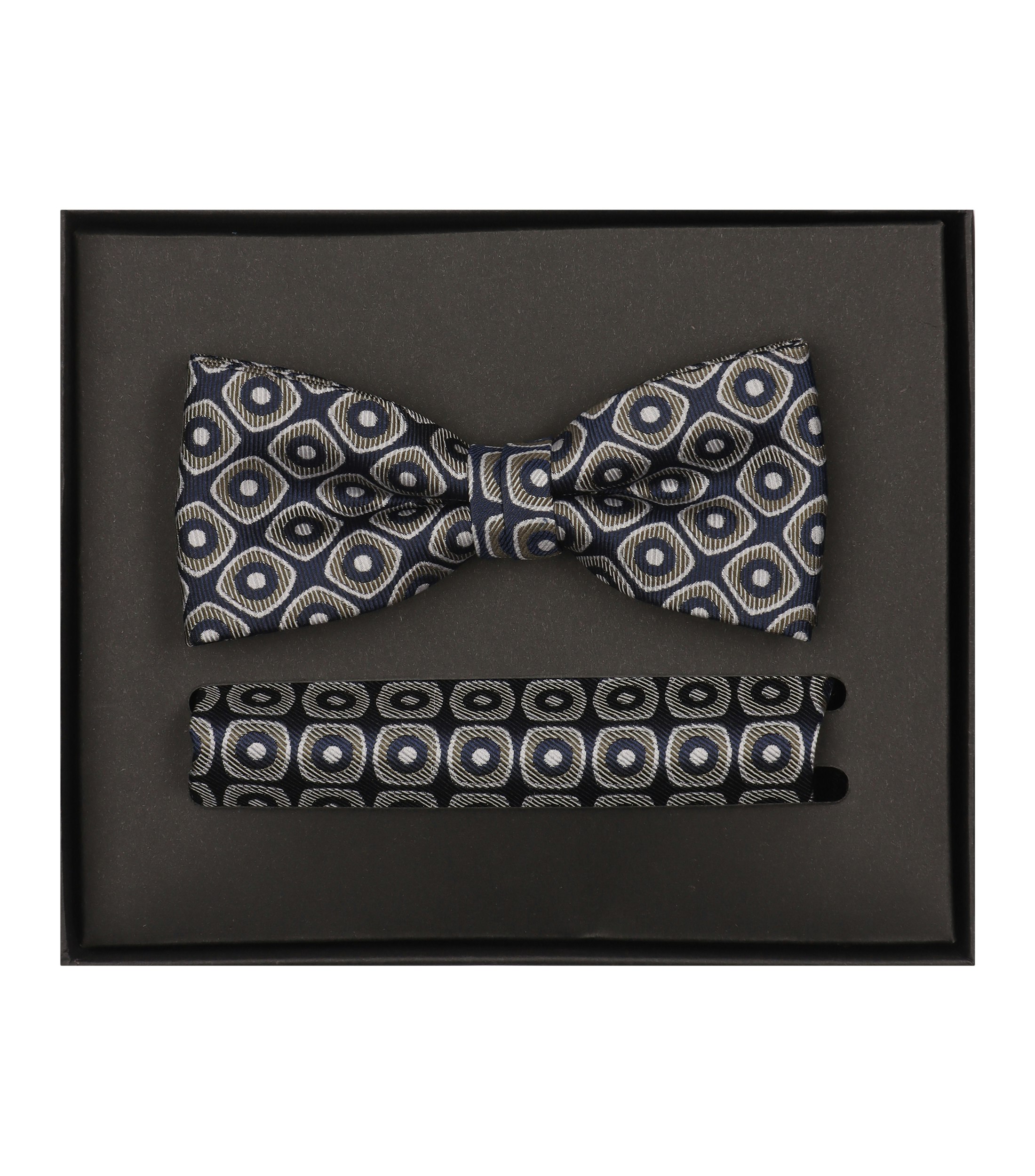 Ein Fliege und Einstecktuch im gemustert Muster in der Farbe Olive