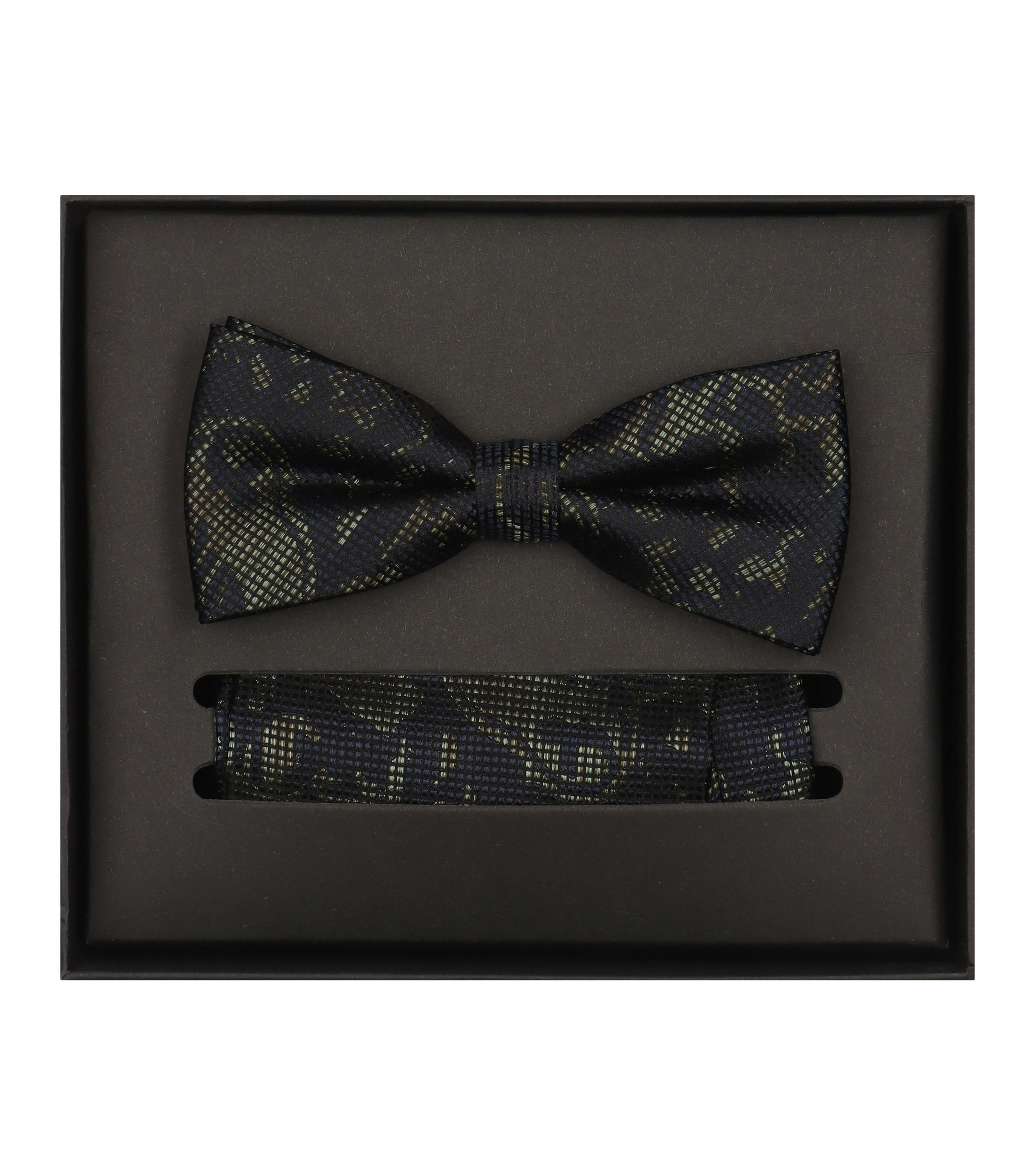 Ein Fliege und Einstecktuch im gemustert Muster in der Farbe Dunkelgrün