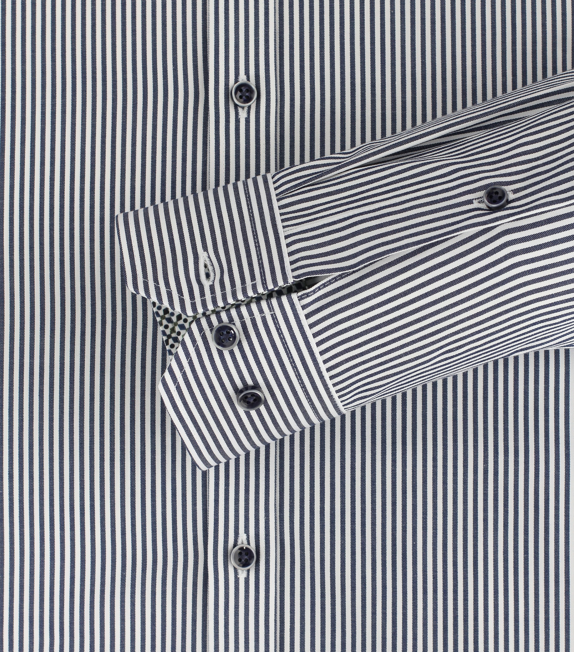 Ein Businesshemd im gestreift Muster in der Farbe graues Dunkelblau