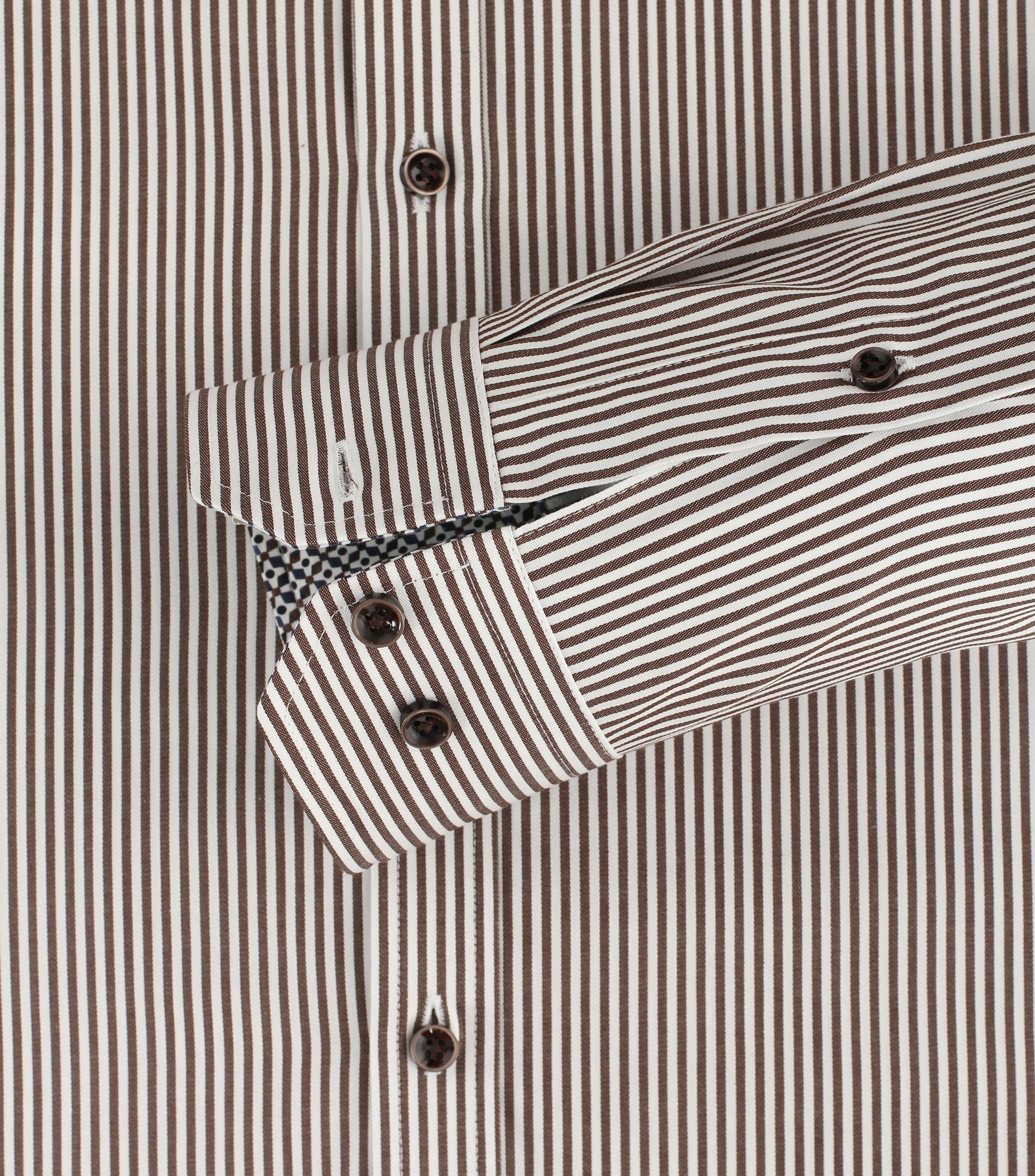 Ein Businesshemd im gestreift Muster in der Farbe Hellbraun