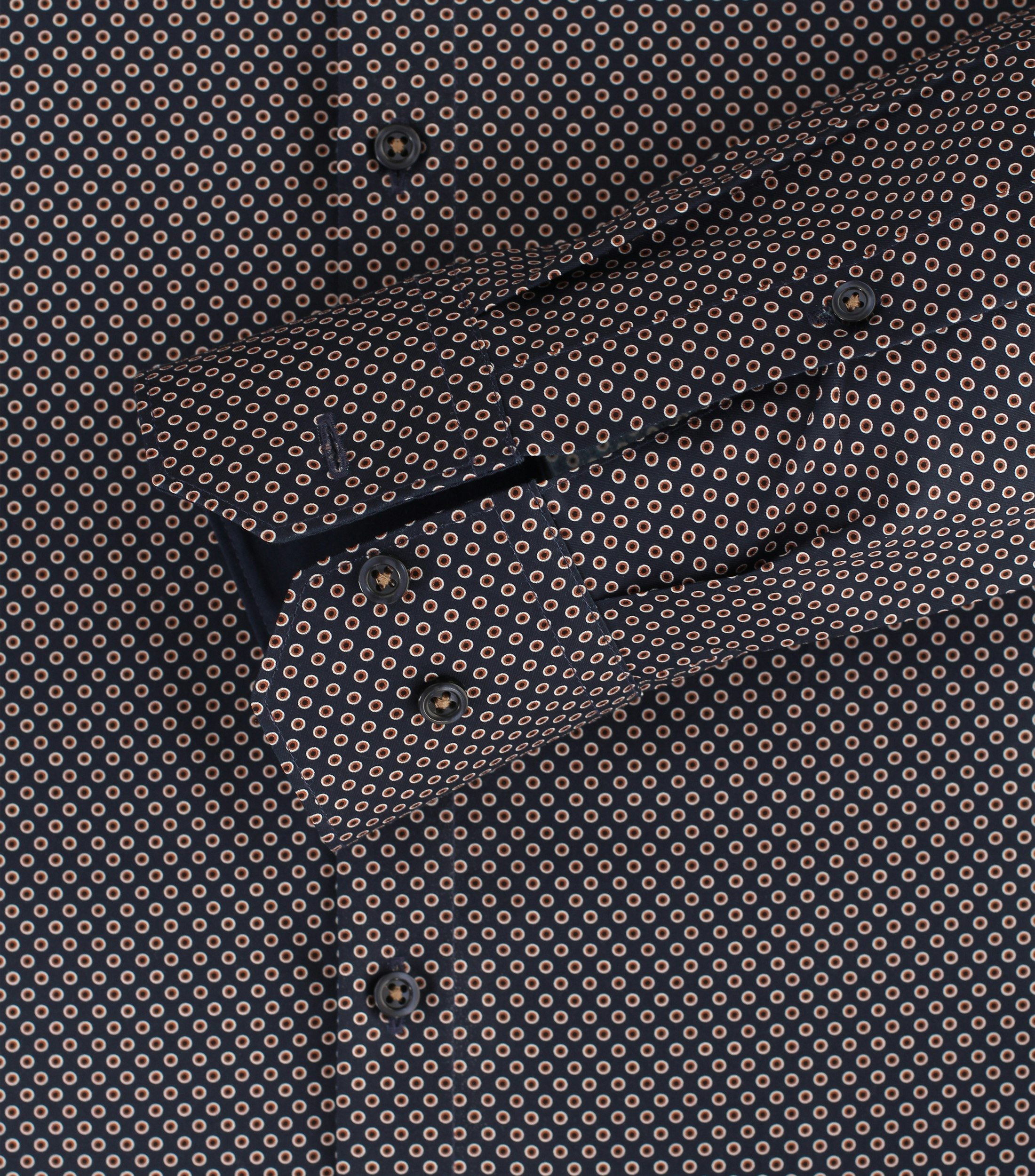 Ein Businesshemd im Print Muster in der Farbe Braun