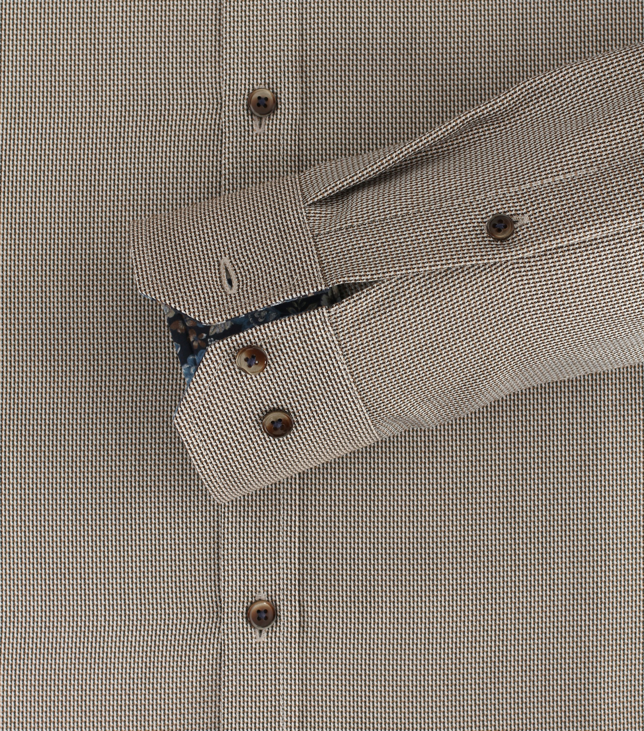 Ein Businesshemd im uni Muster in der Farbe Hellbraun