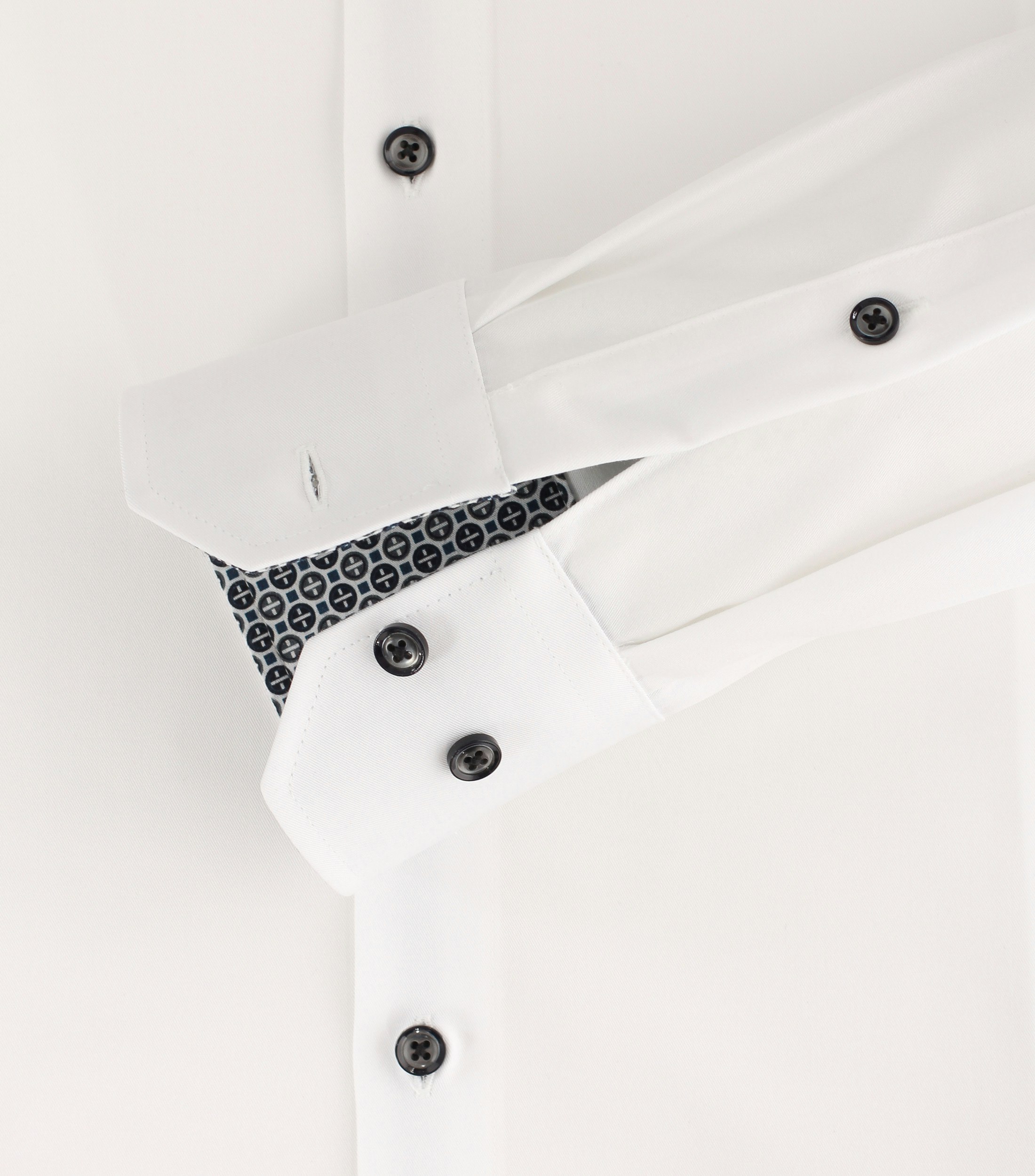 Ein Businesshemd im uni Muster in der Farbe Weiß