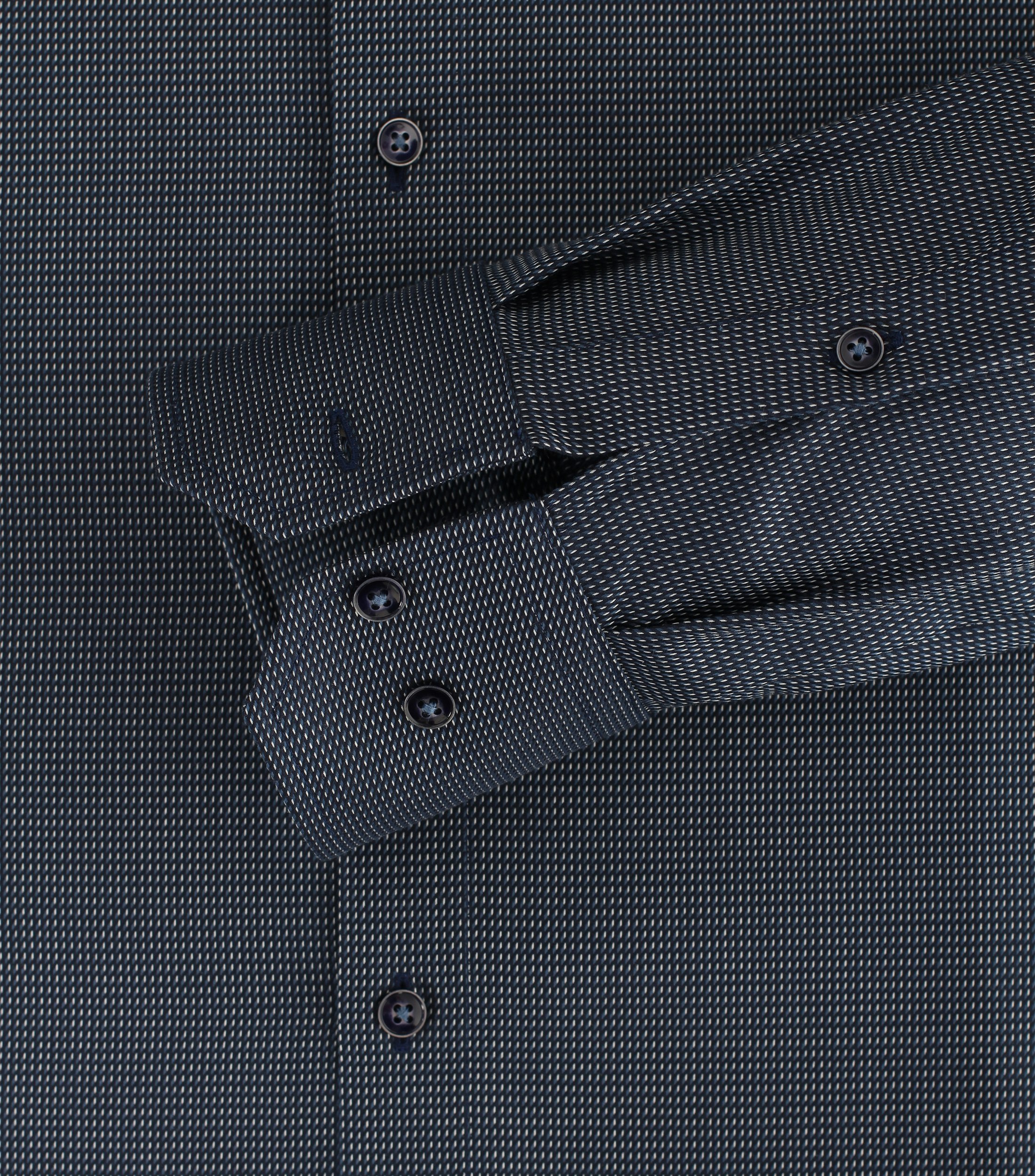 Ein Businesshemd im uni Muster in der Farbe mittleres Dunkelblau