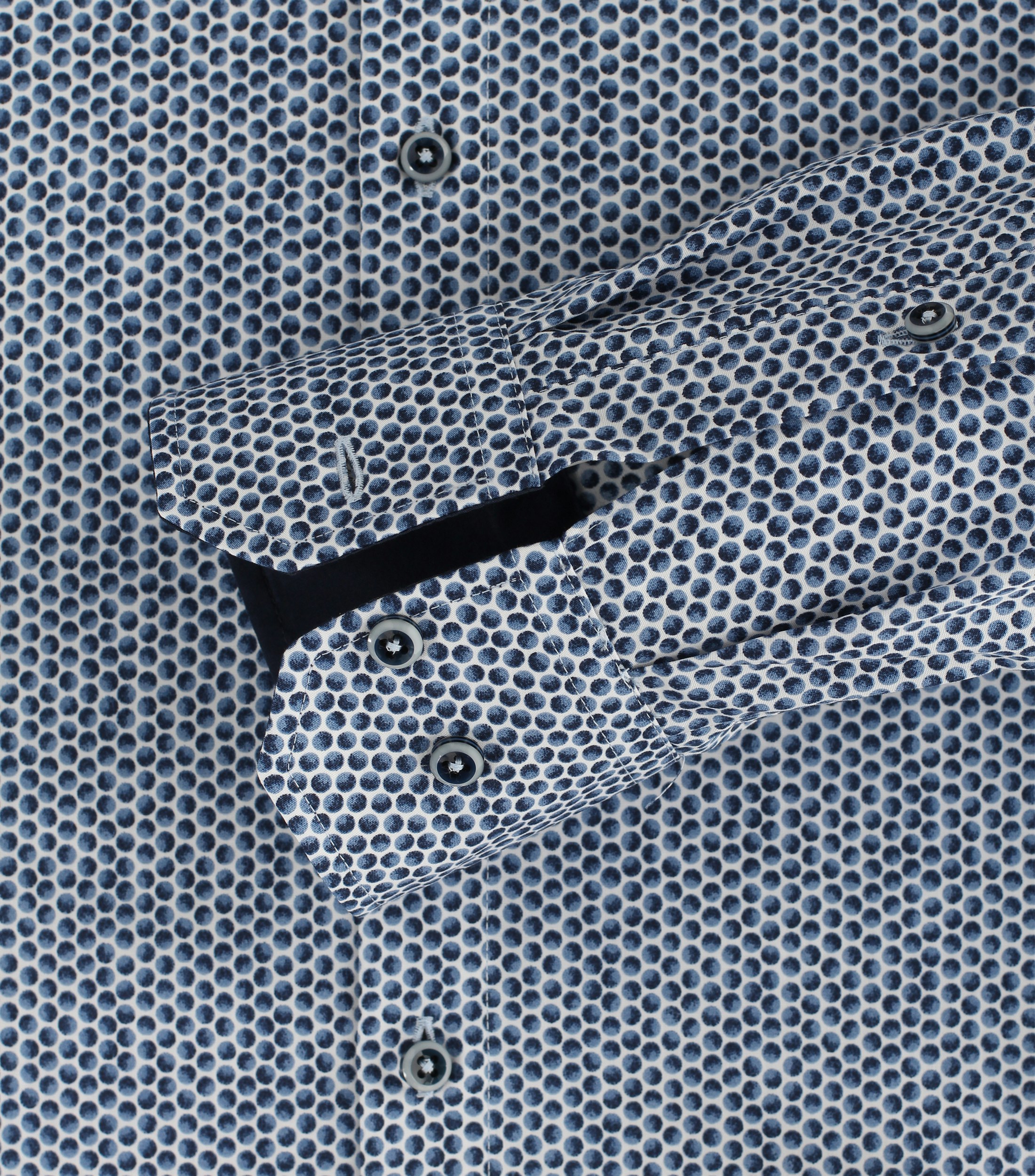 Ein Businesshemd im Print Muster in der Farbe Dunkelblau