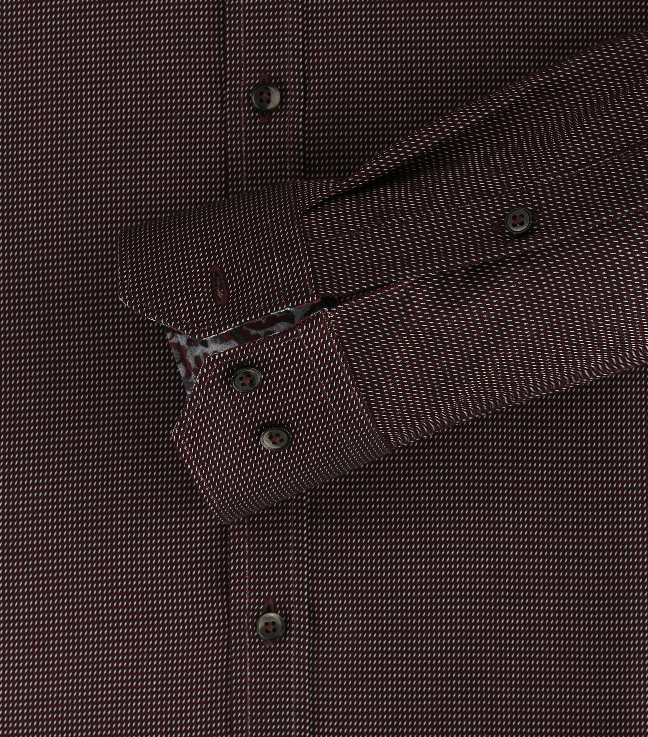 Ein Businesshemd im uni Muster in der Farbe Dunkelrot