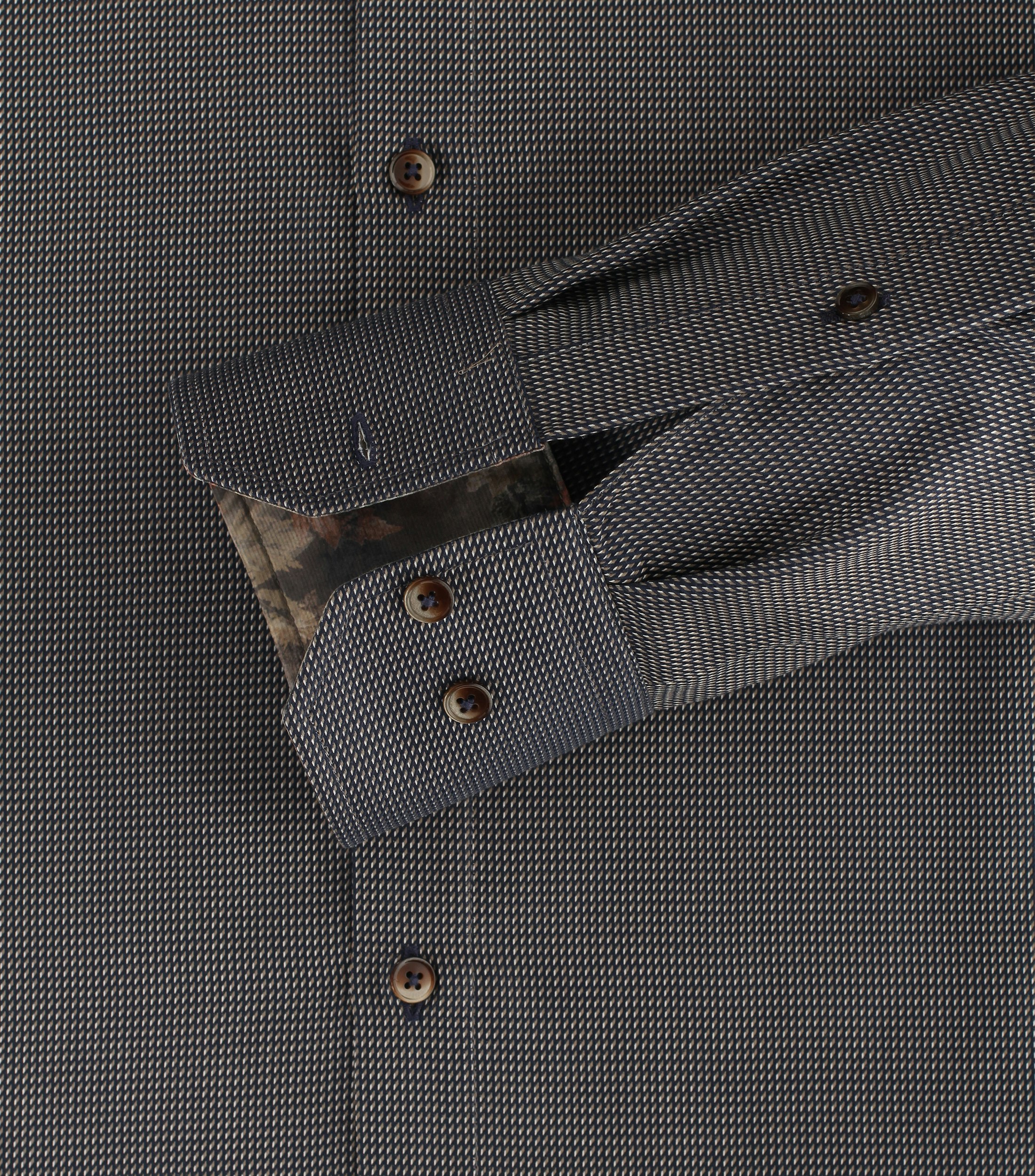 Ein Businesshemd im uni Muster in der Farbe Dunkelblau