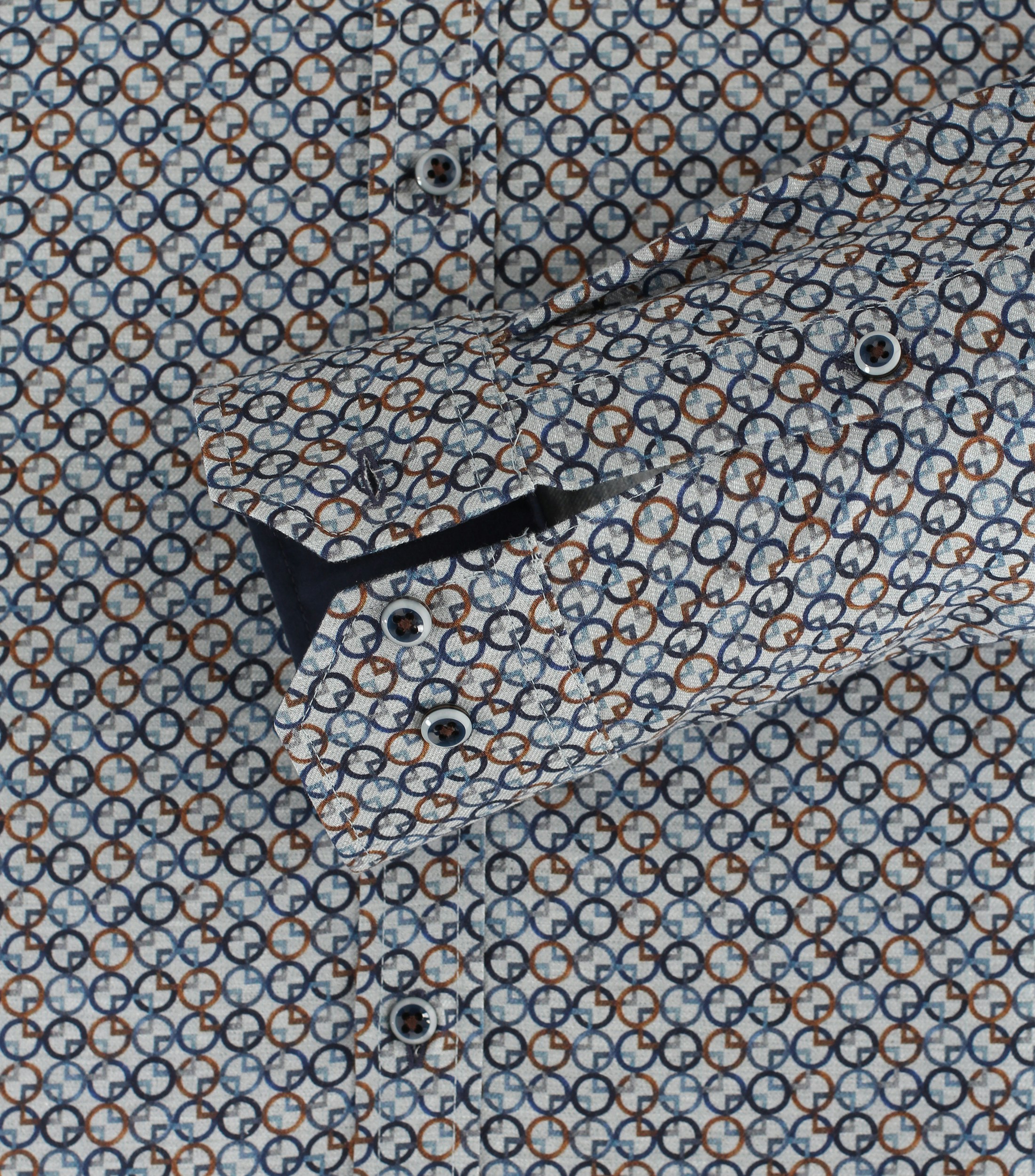 Ein Businesshemd im Print Muster in der Farbe Dunkelblau