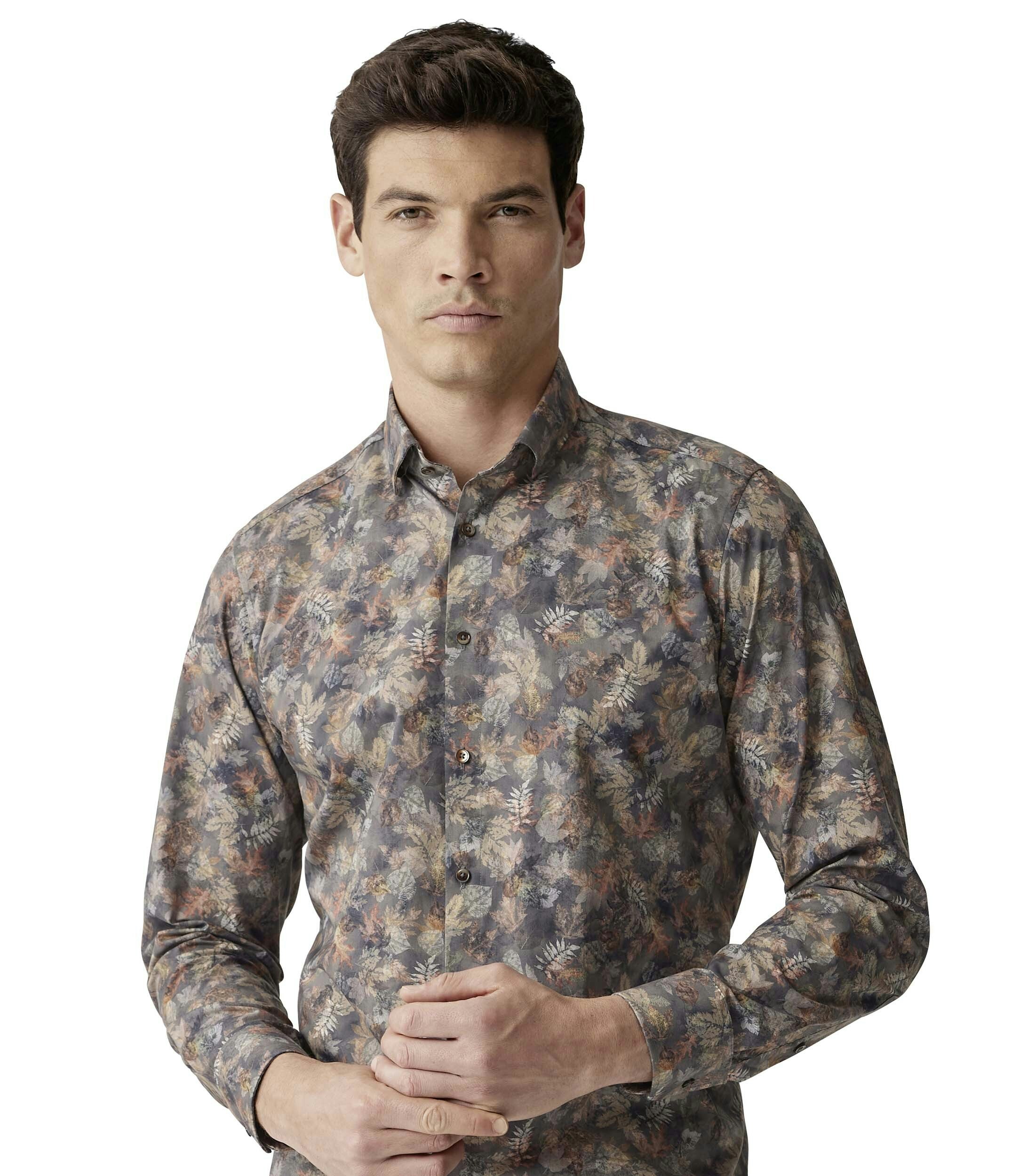 Ein Businesshemd im Print Muster in der Farbe Braun