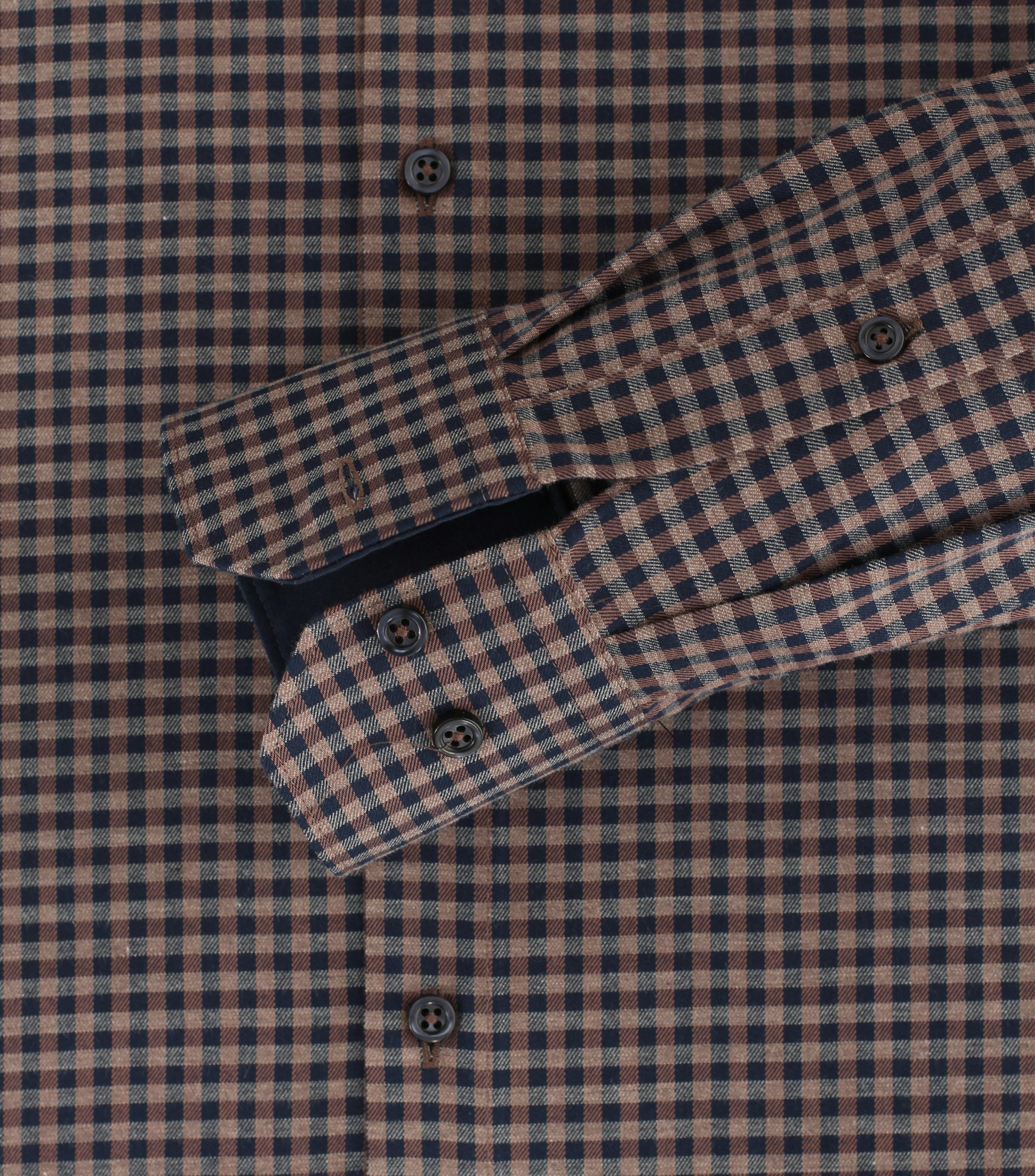 Ein Businesshemd im kariert Muster in der Farbe Braun