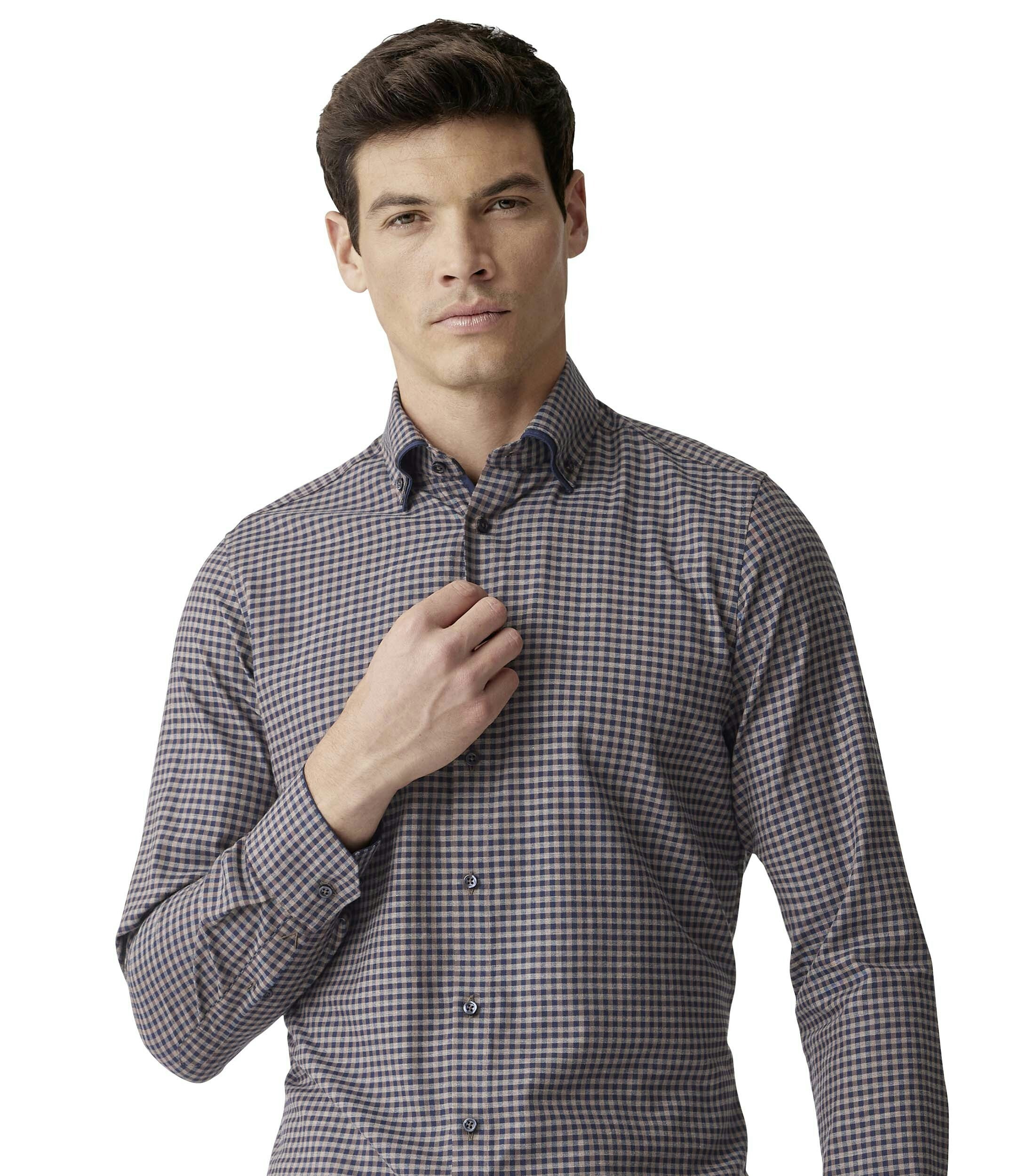 Ein Businesshemd im kariert Muster in der Farbe Braun