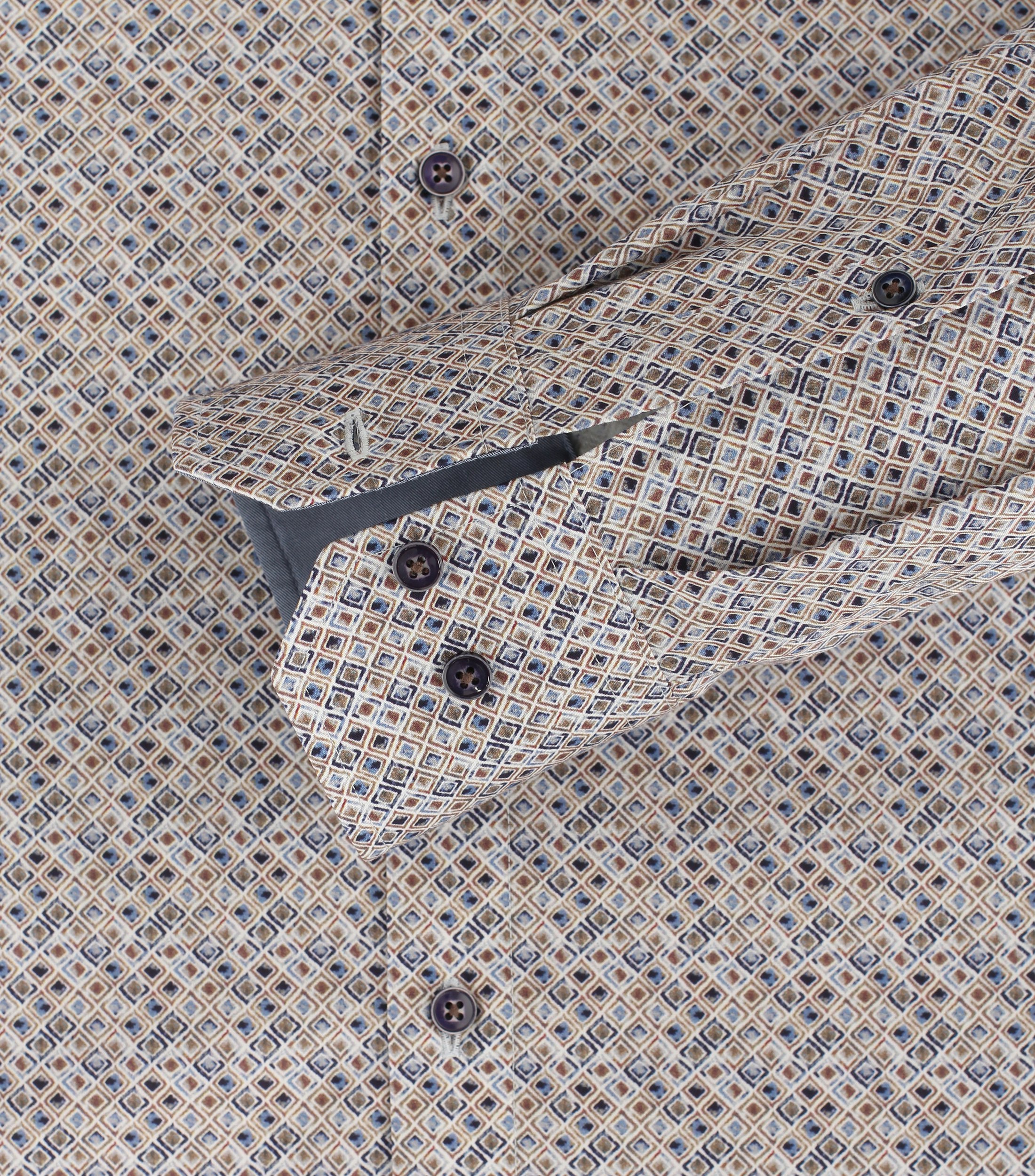 Ein Businesshemd im Print Muster in der Farbe Braun