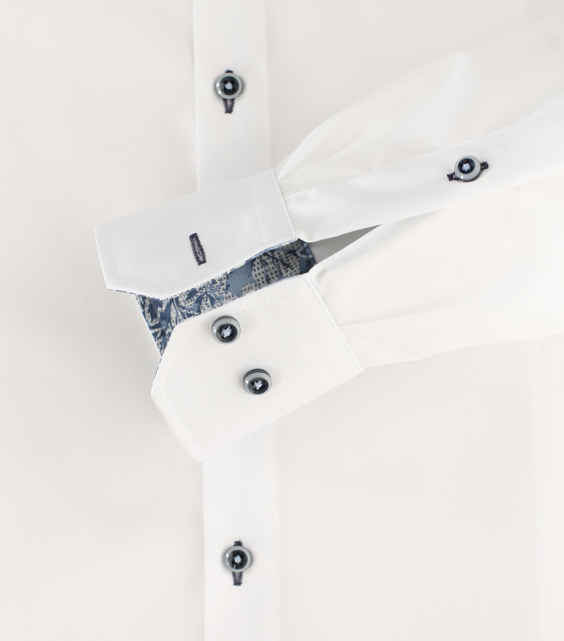 Ein Businesshemd im uni Muster in der Farbe Weiß