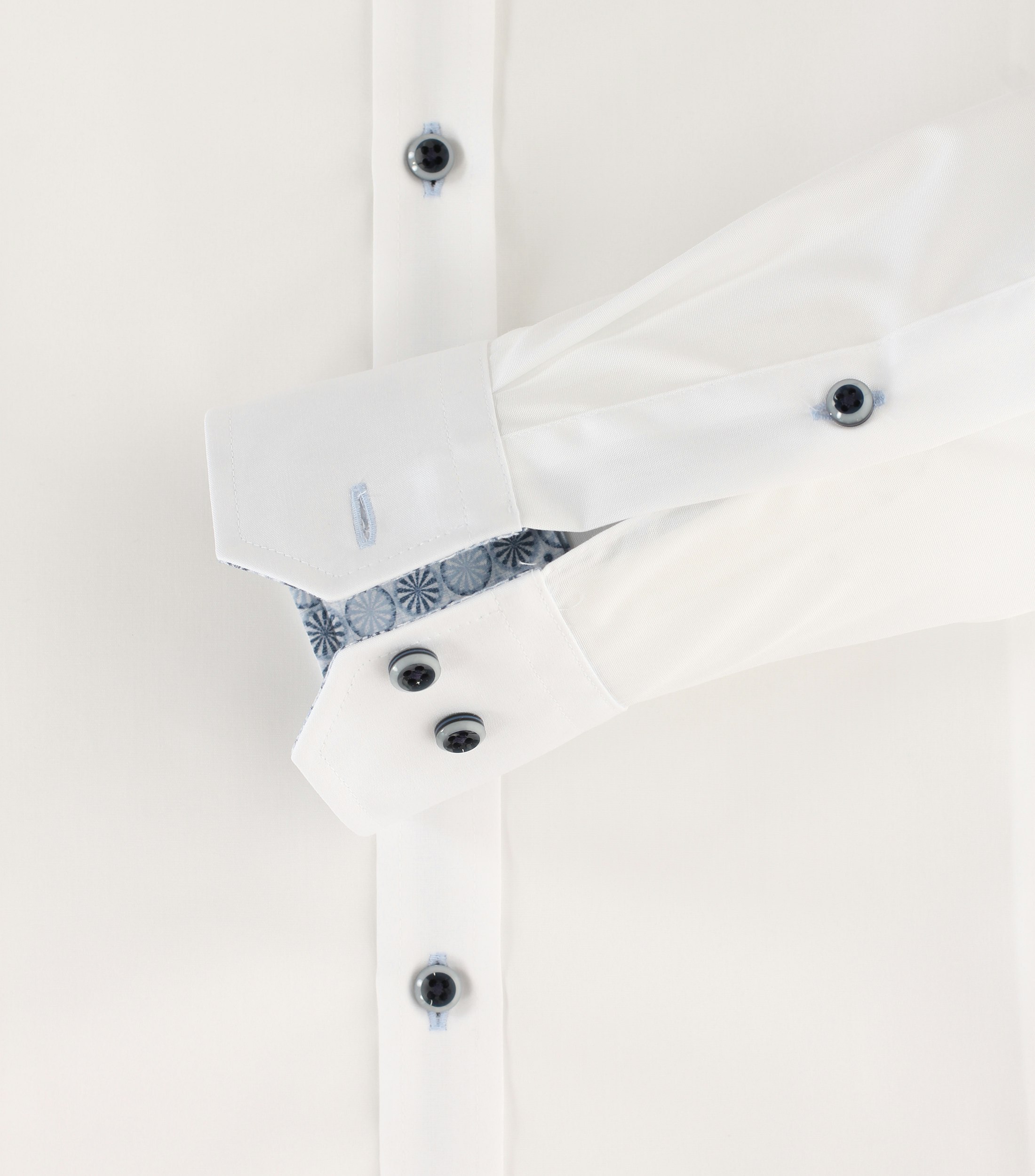 Ein Businesshemd im uni Muster in der Farbe Weiß