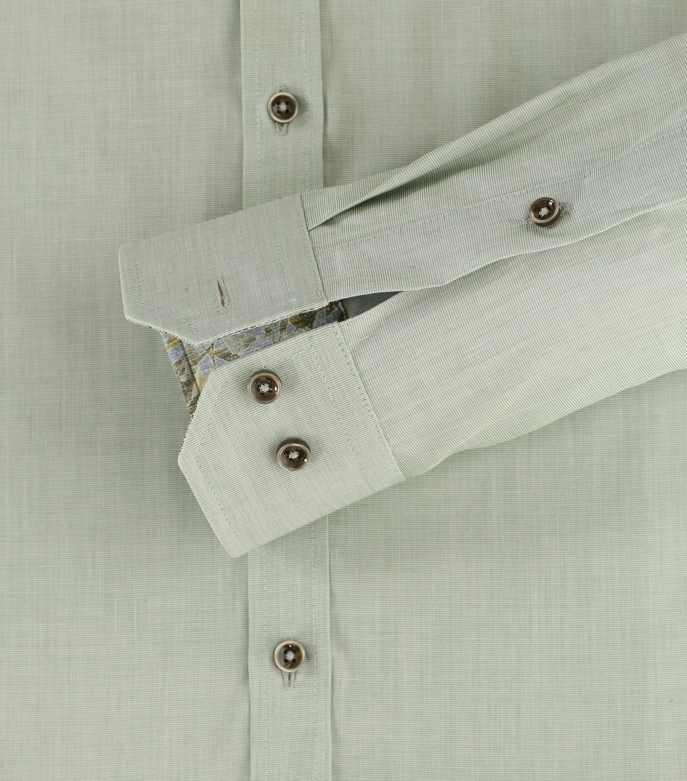 Ein Businesshemd im uni Muster in der Farbe Olive