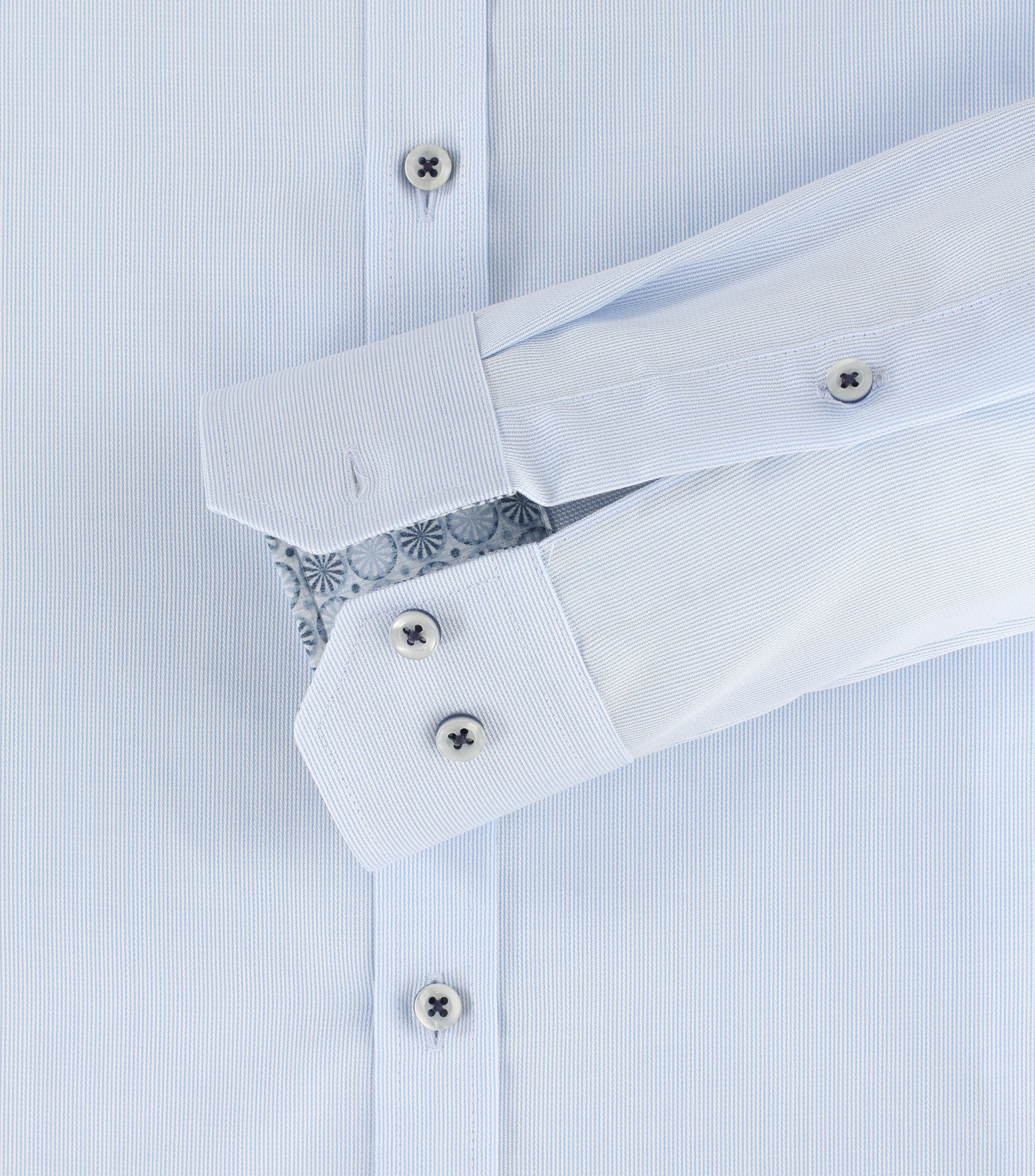 Ein Businesshemd im gestreift Muster in der Farbe Hellblau