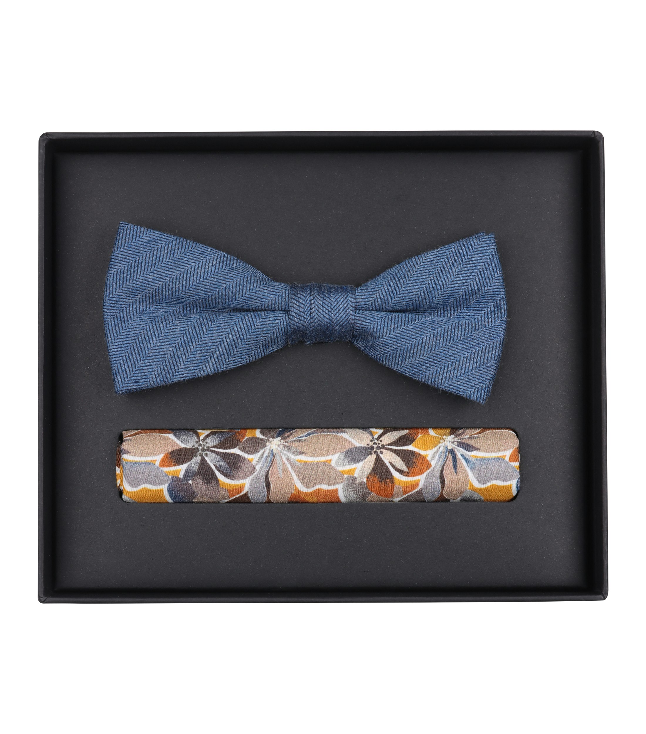 Das Model trägt eine Fliege im gemustert Muster in der Farbe Mittelblau