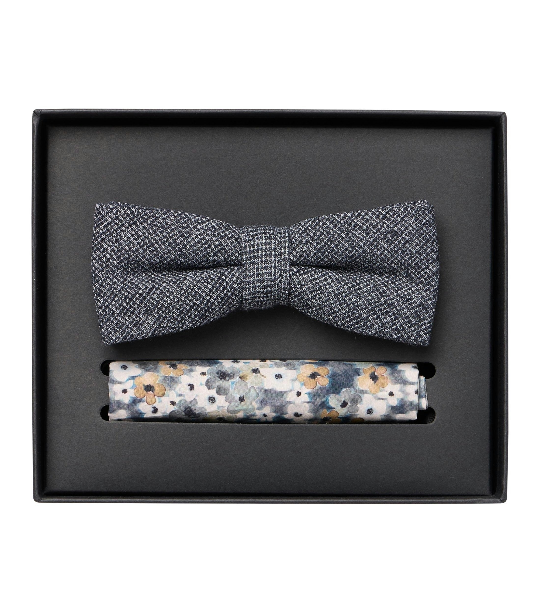 Eine Fliege im gemustert Muster in der Farbe Blau