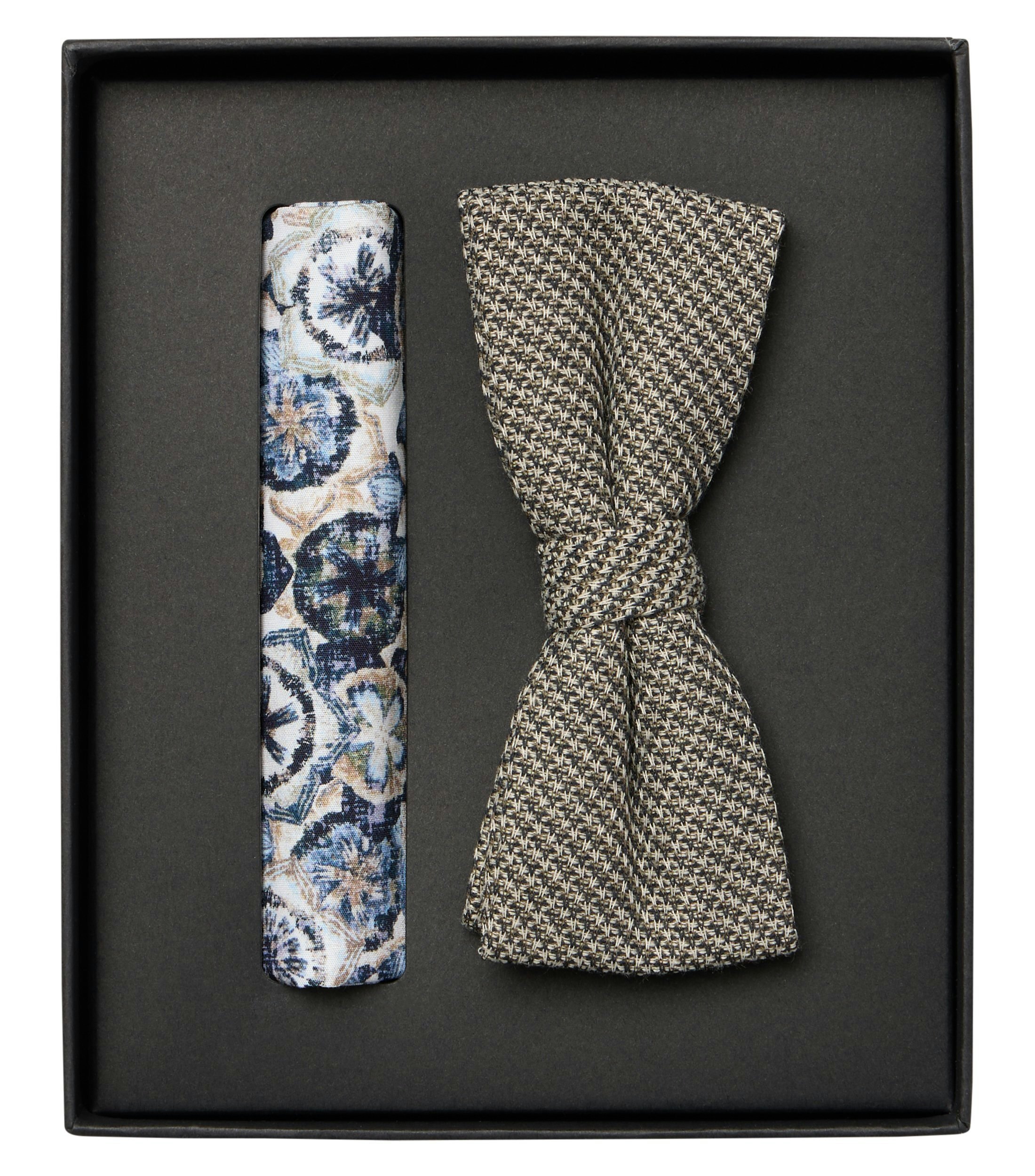 Das Model trägt eine Fliege im gemustert Muster in der Farbe Beige