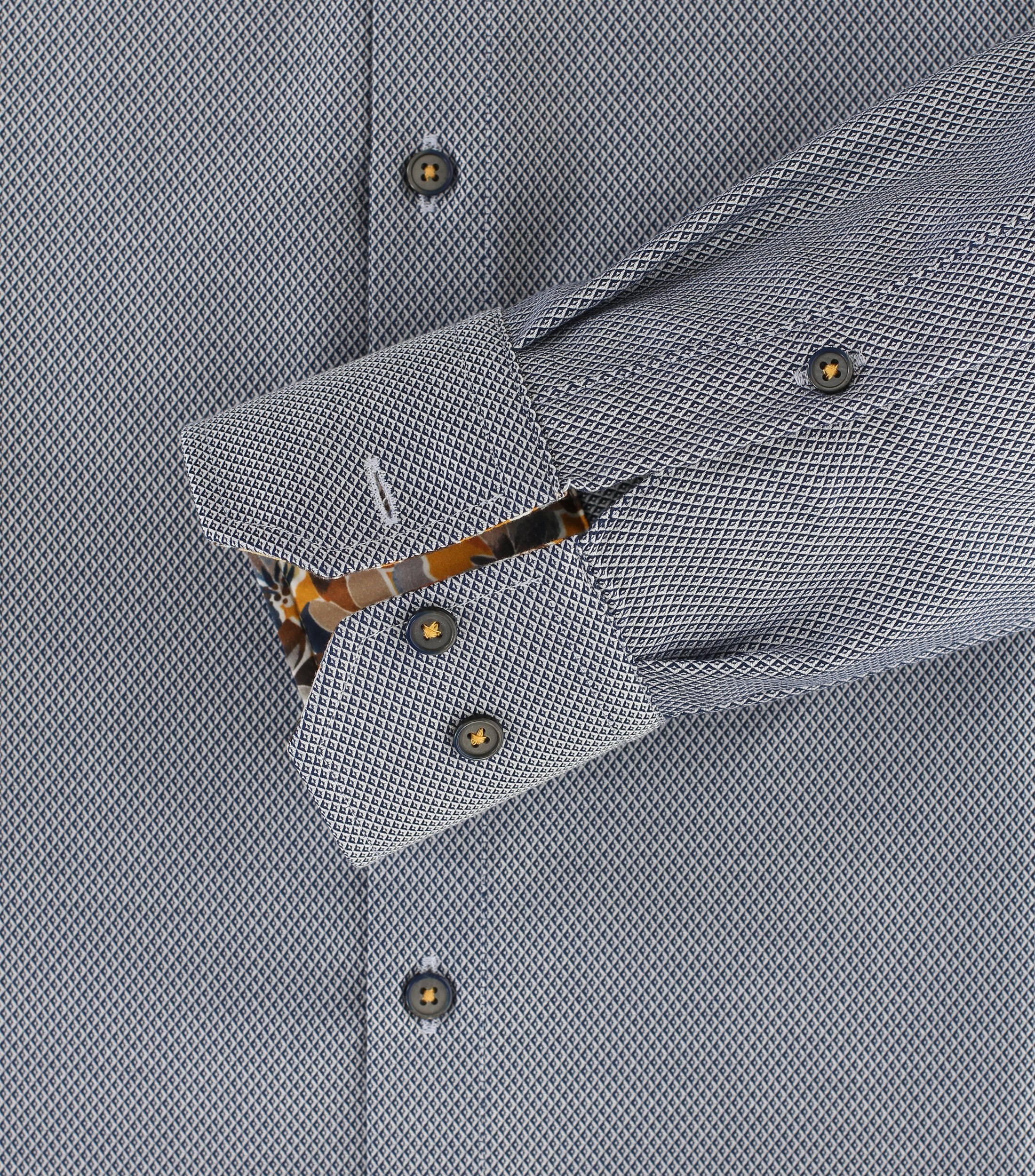 Ein Businesshemd im uni Muster in der Farbe graues Mittelblau