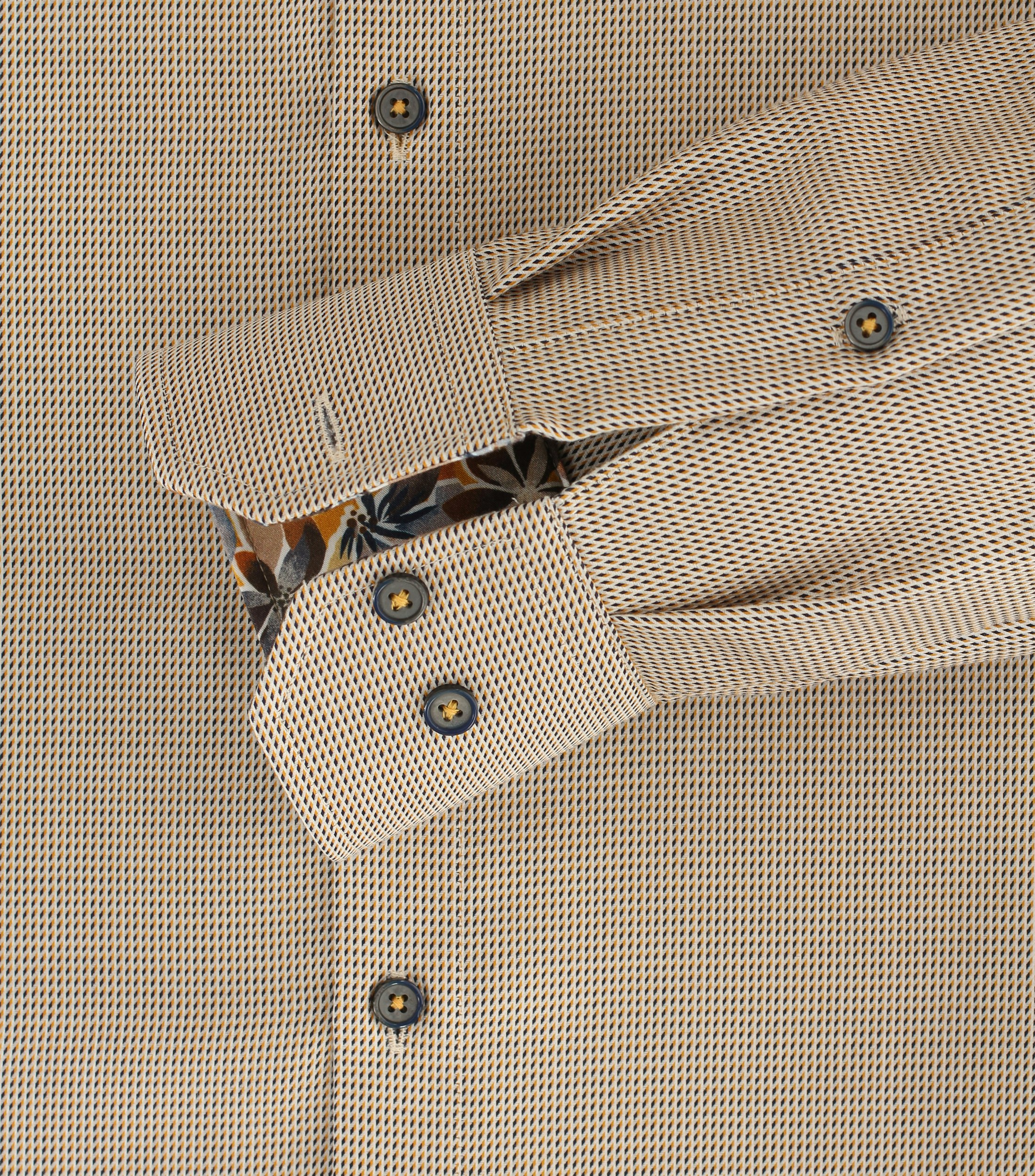 Ein Businesshemd im uni Muster in der Farbe Beige