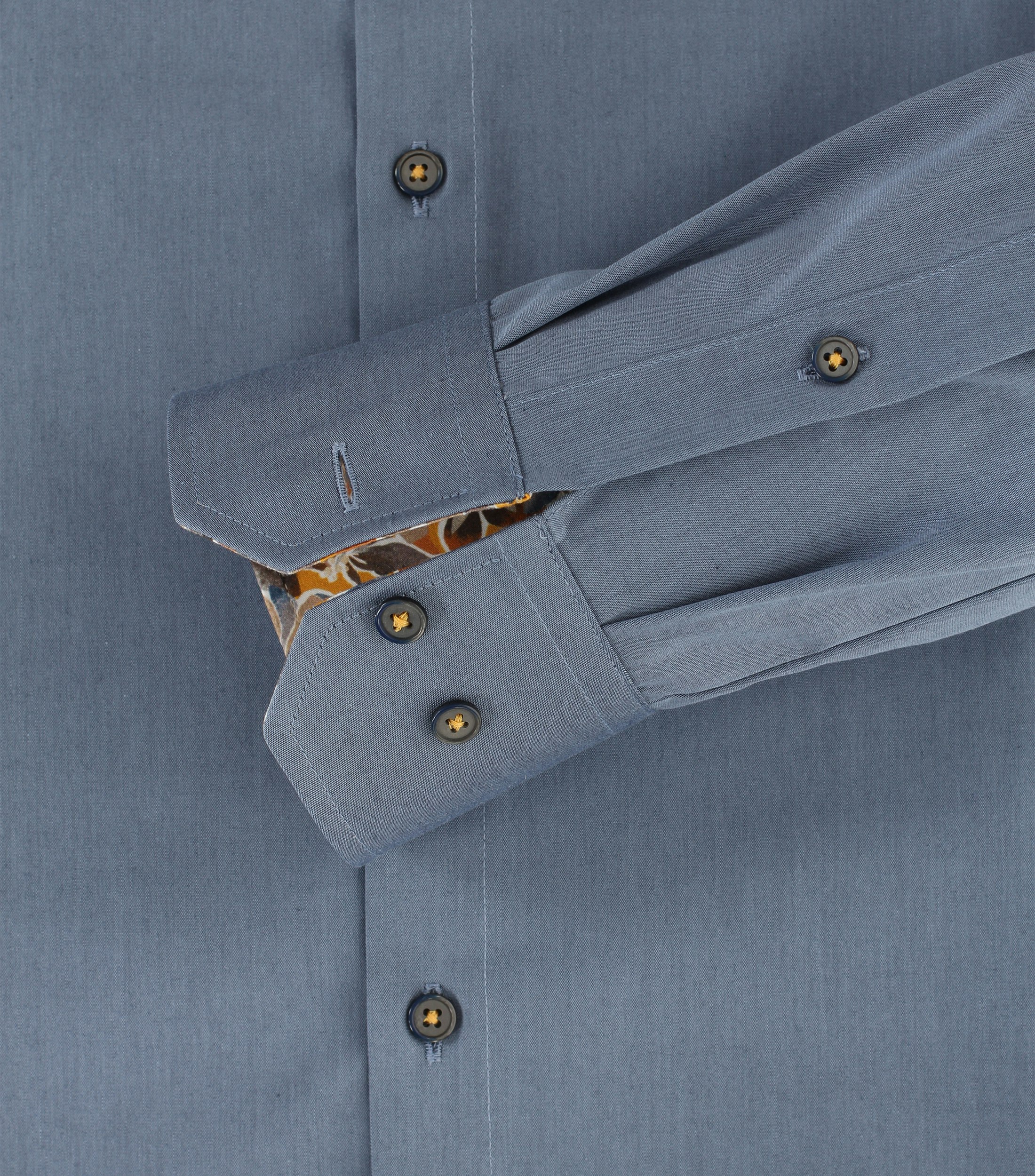 Ein Businesshemd im uni Muster in der Farbe graues Mittelblau