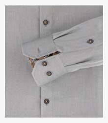 Ein Businesshemd im uni Muster in der Farbe Weißgrau