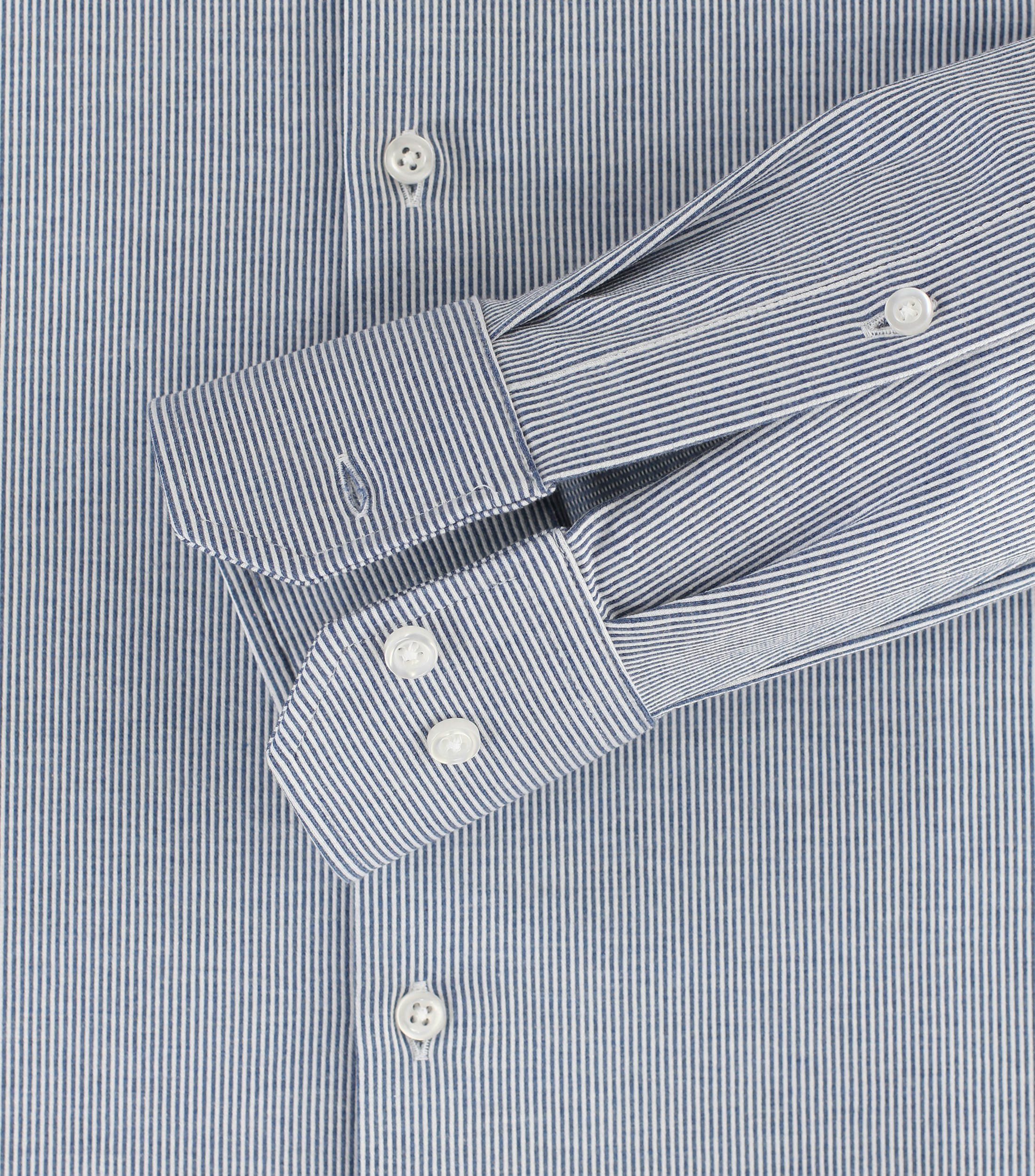 Ein Businesshemd im gestreift Muster in der Farbe helles Himmelblau