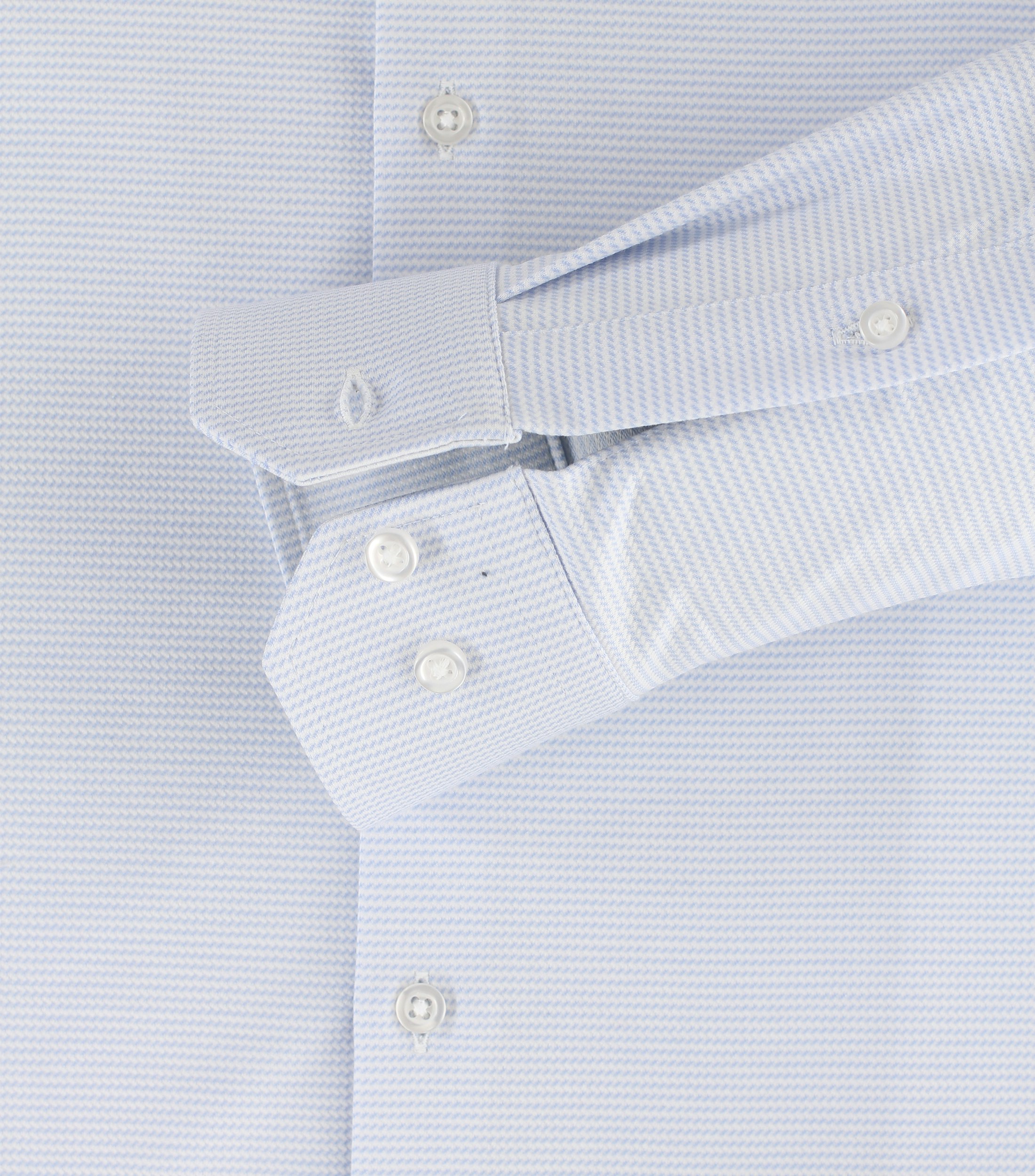 Ein Businesshemd im uni Muster in der Farbe helles Himmelblau