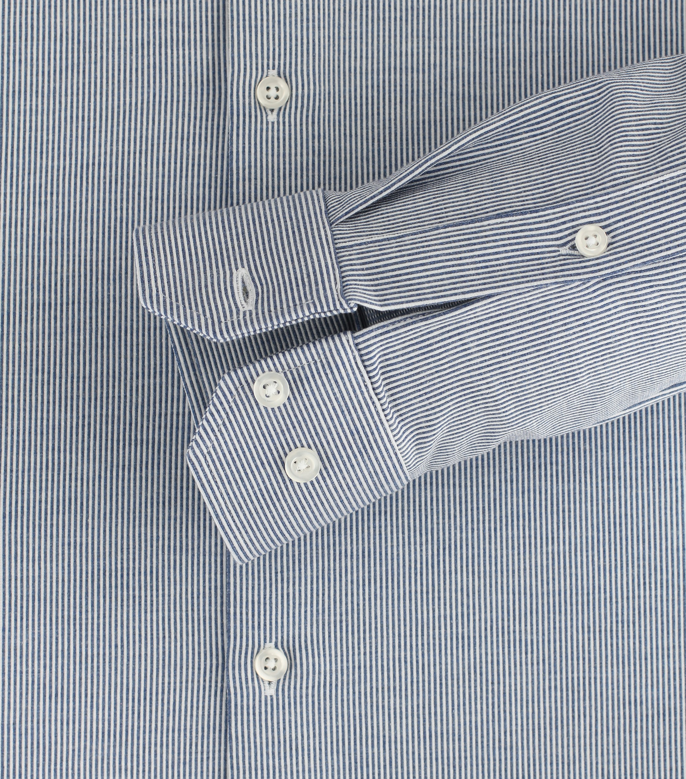 Ein Businesshemd im gestreift Muster in der Farbe Hellblau