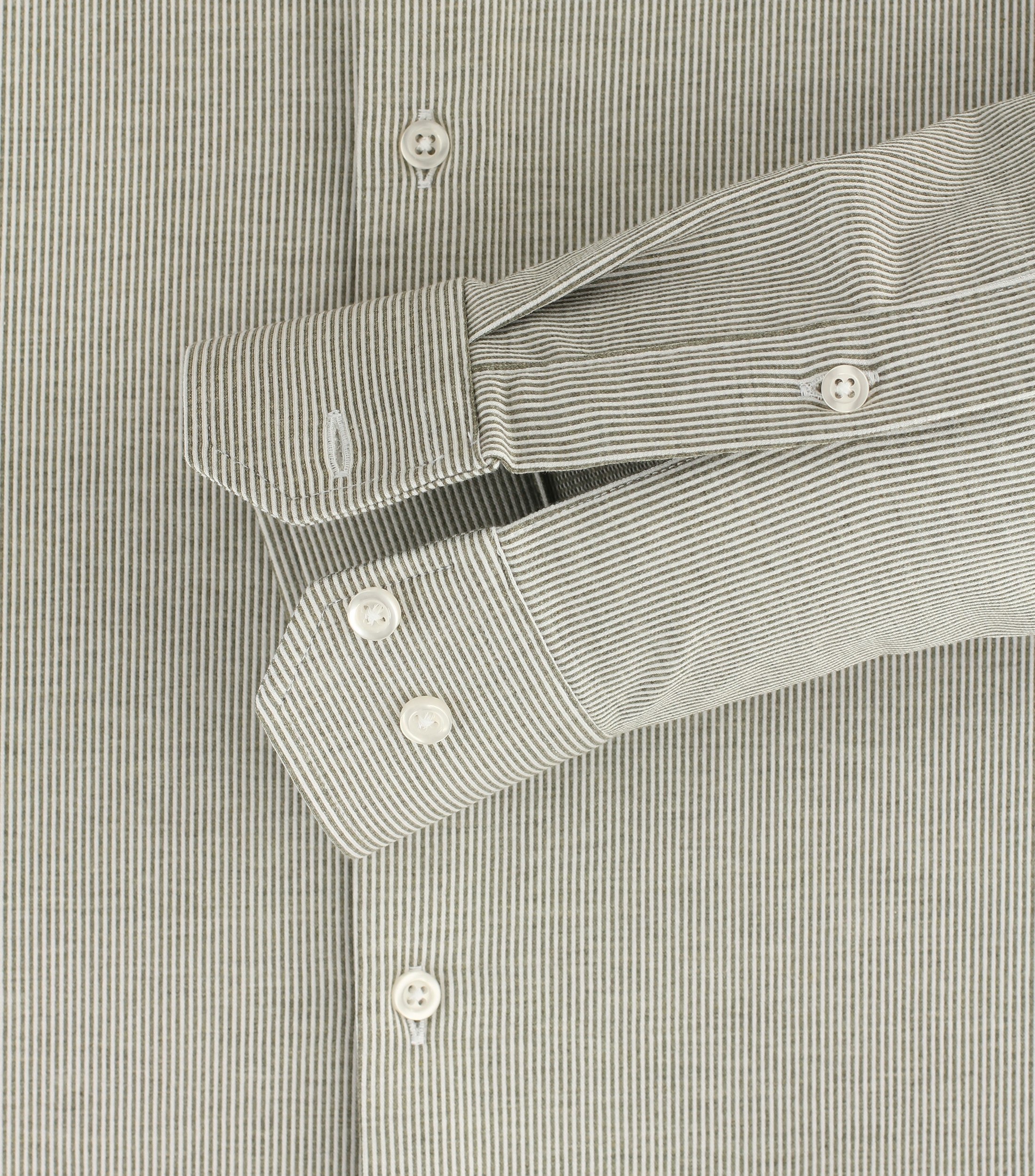 Ein Businesshemd im gestreift Muster in der Farbe Beige