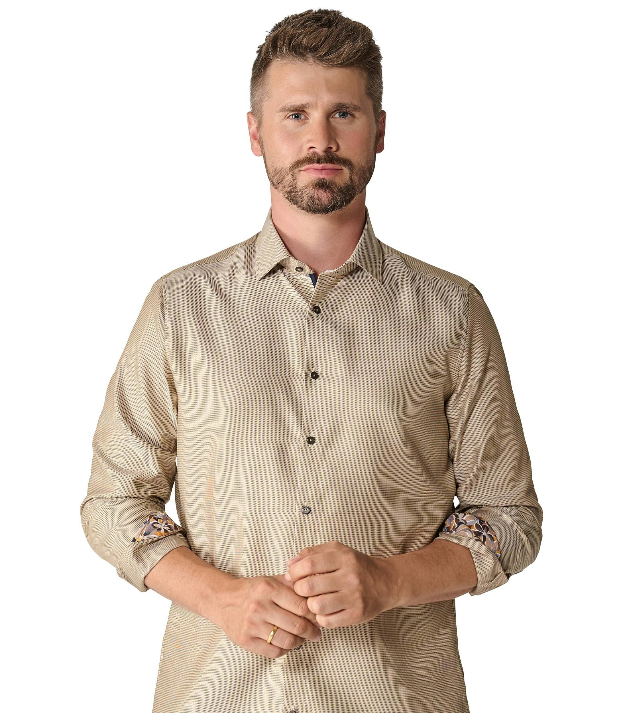 Ein Businesshemd im uni Muster in der Farbe Beige