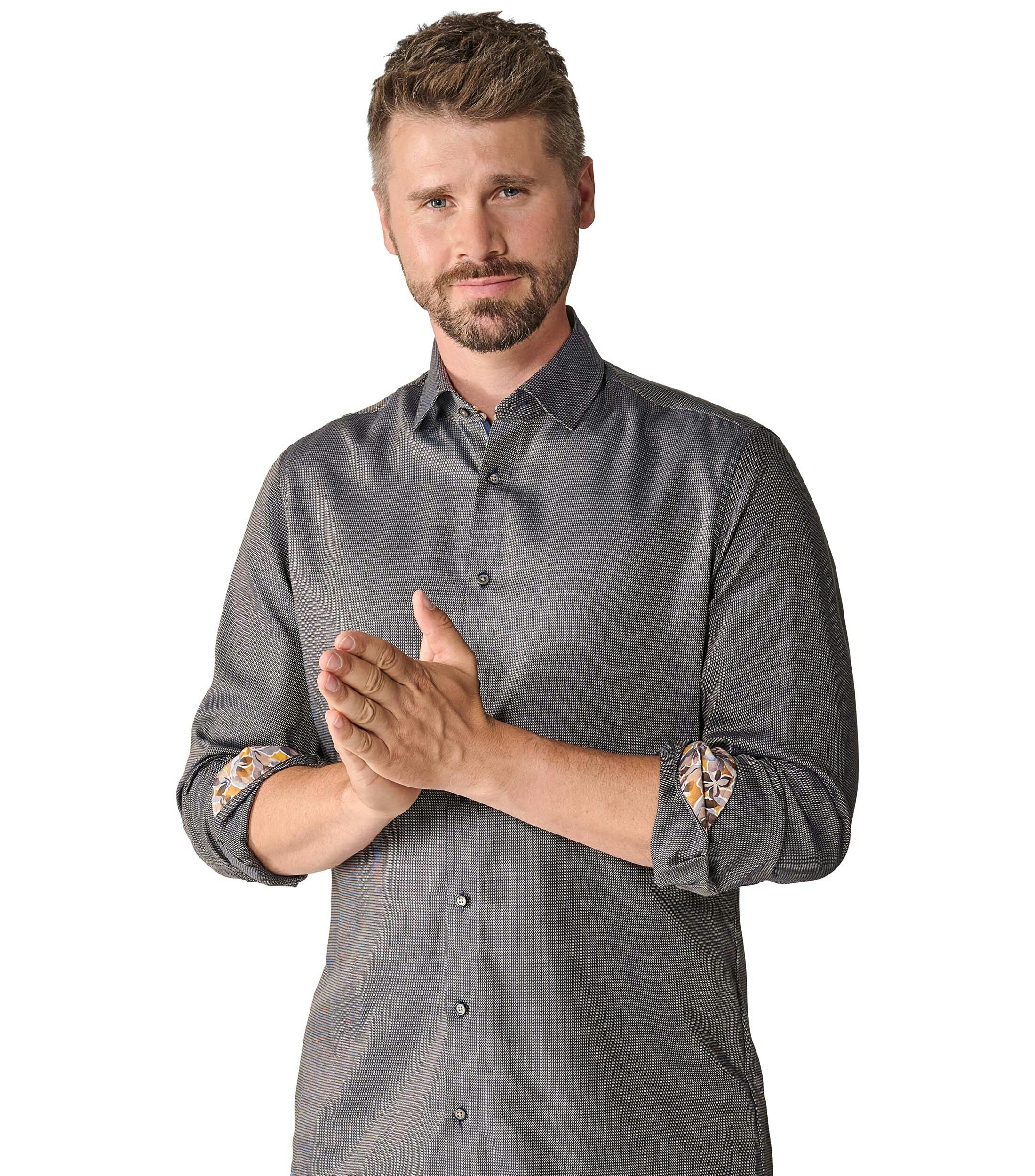 Ein Businesshemd im uni Muster in der Farbe Schlamm