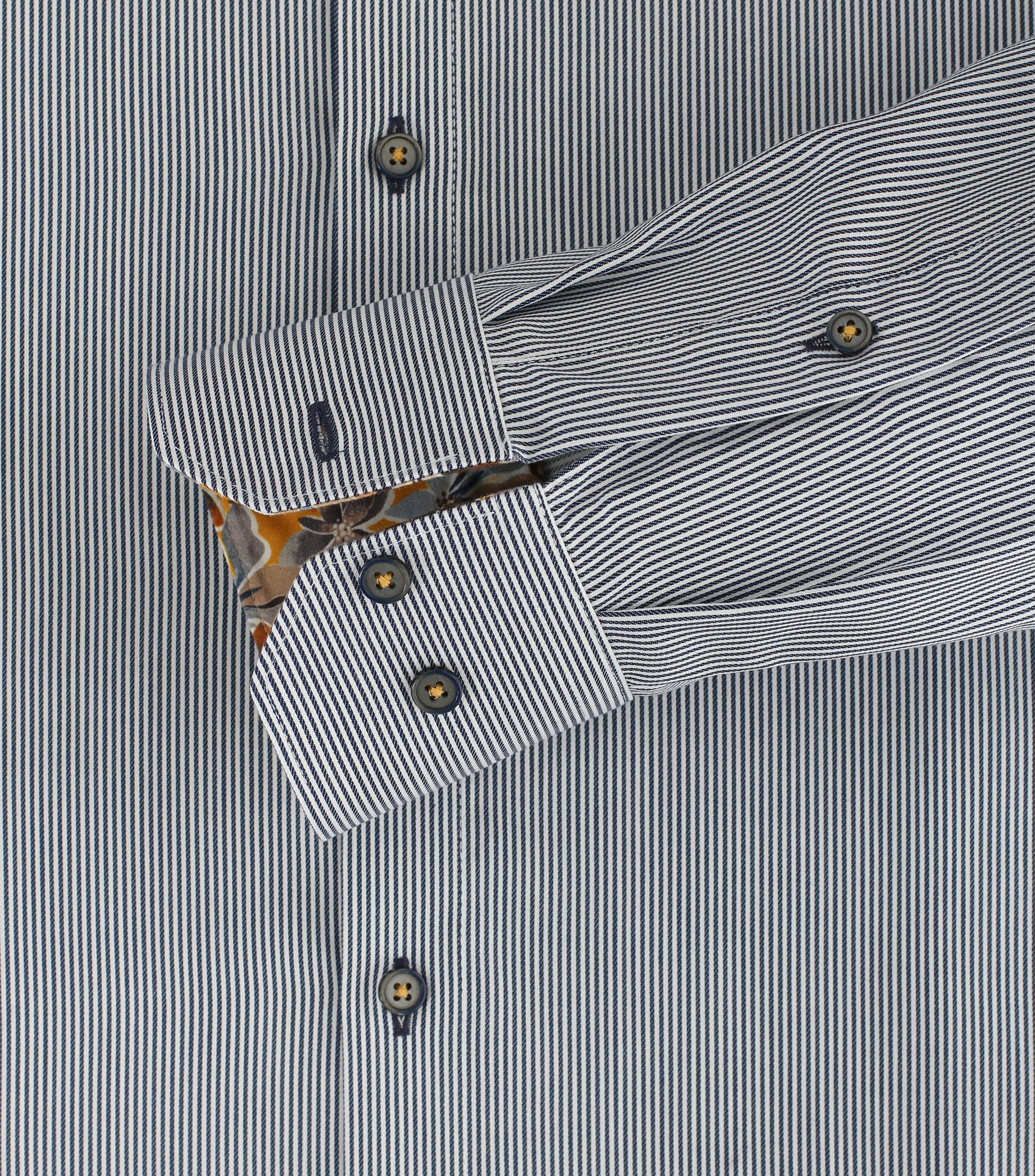 Ein Businesshemd im gestreift Muster in der Farbe Flieder