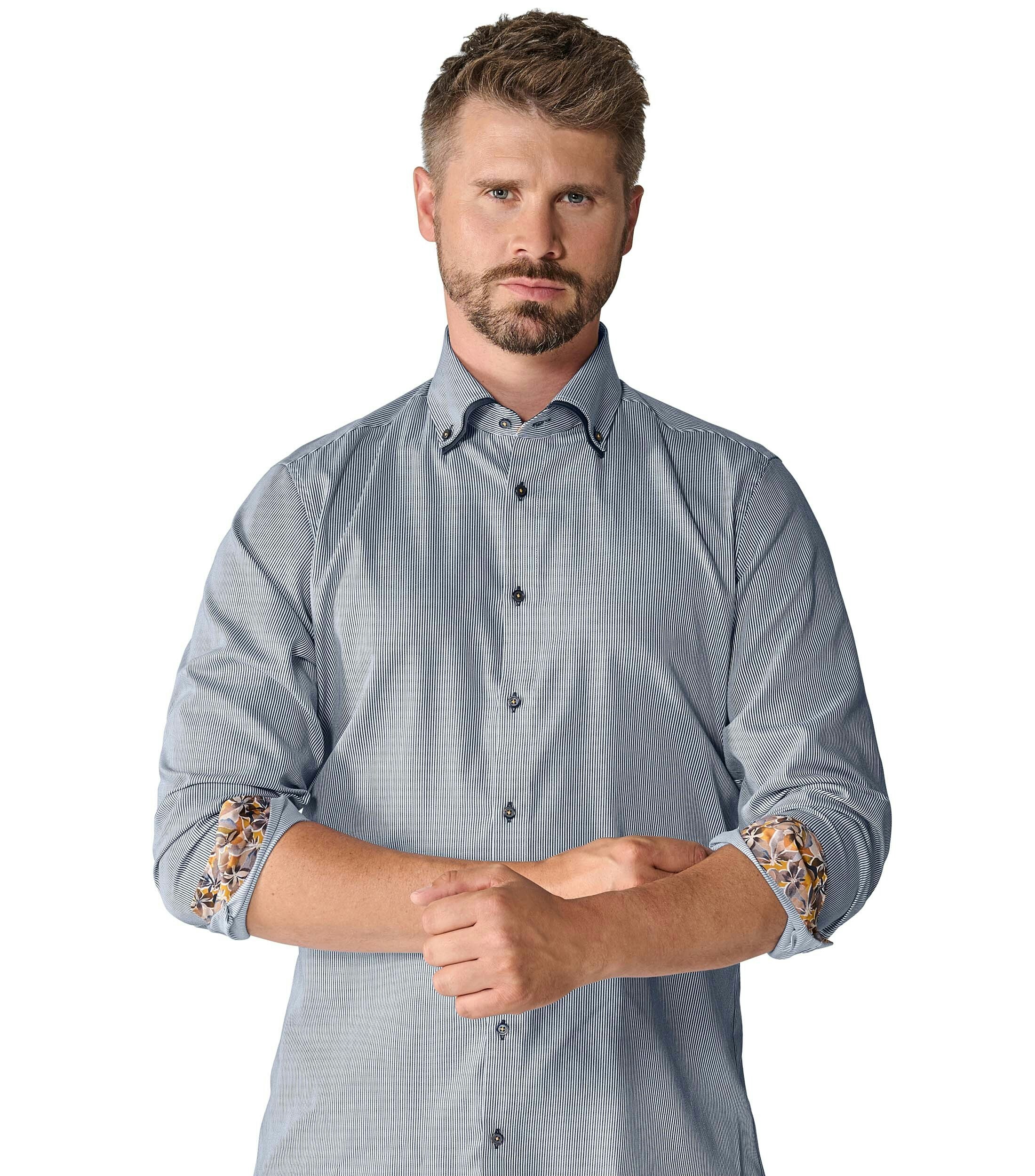 Ein Businesshemd im gestreift Muster in der Farbe Flieder