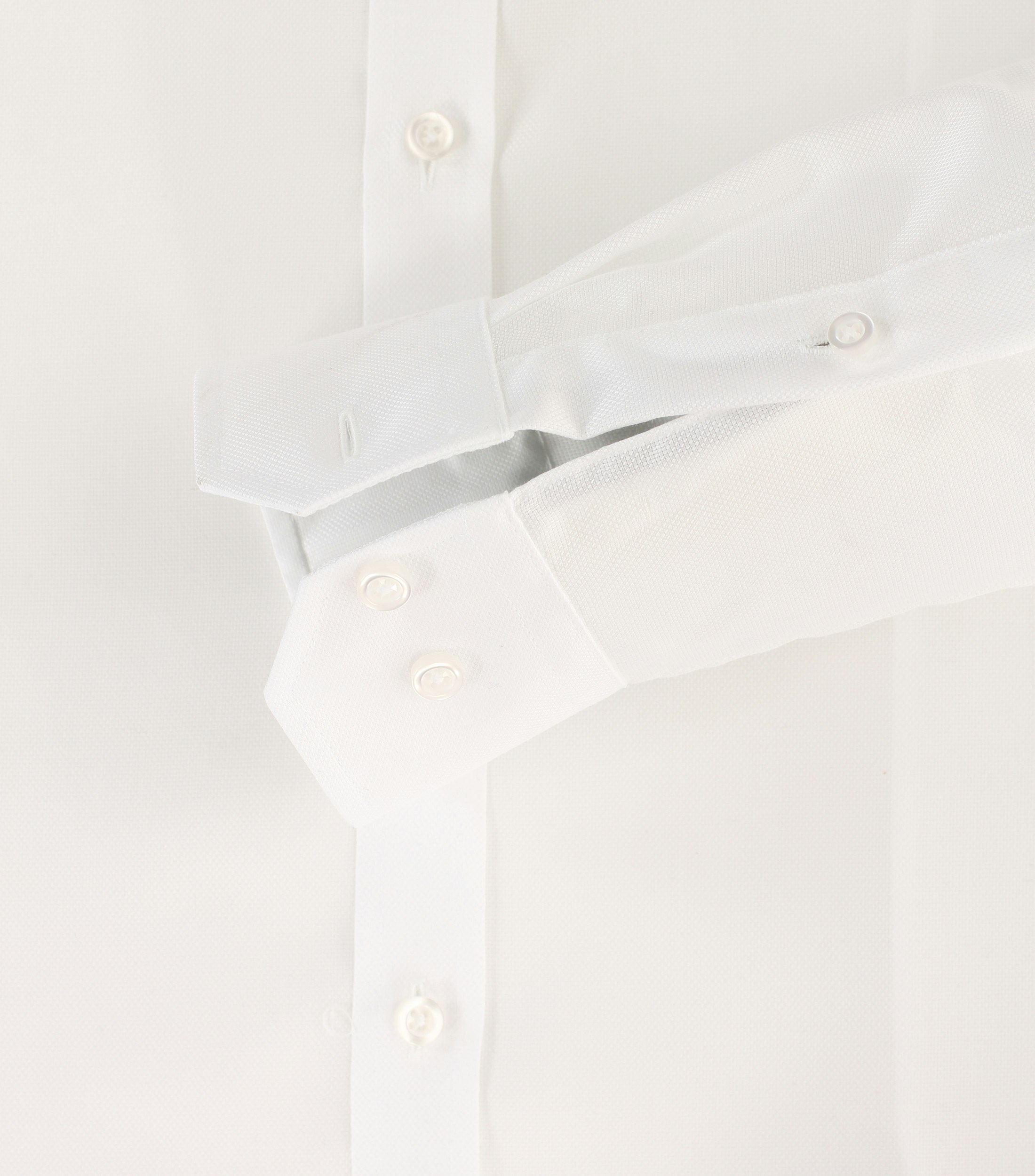 Ein Businesshemd im uni Muster in der Farbe Weiß