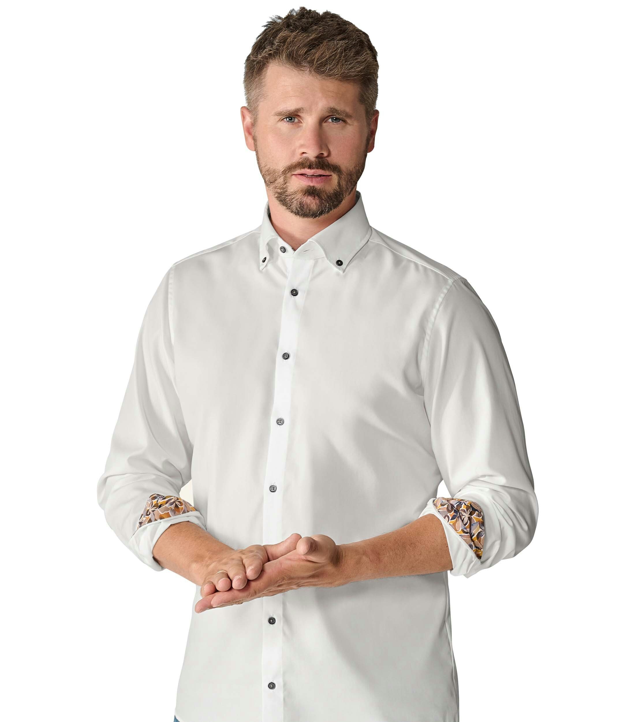 Ein Businesshemd im uni Muster in der Farbe Weiß